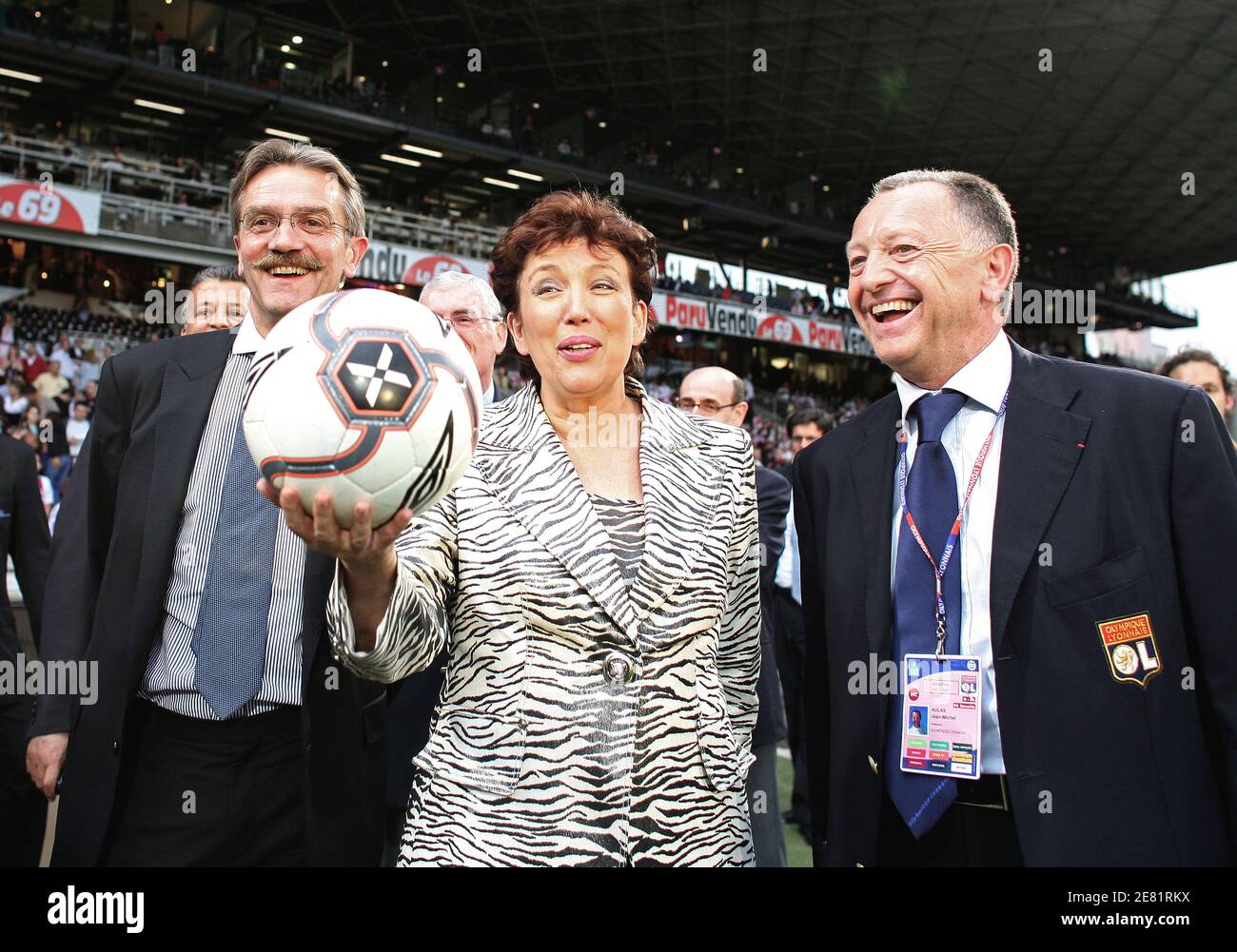 Le 26 mai 2007, le président de la ligue française Frédéric Thiriz, le nouveau ministre de la Santé et des Sports Roselyne Bachelot, le président olympique du Lyonnais Jean-Michel Aulas assiste au dernier match de la finale de la coupe de la Ligue française, Olympique Lyonnais contre FC Nantes, au stade Gerland de Lyon. OL a gagné 3-1. L'Olympique Lyon a remporté le championnat de France pour la sixième fois. Photo de Vincent Dargent/Cameleon/ABACAPRESS.COM Banque D'Images