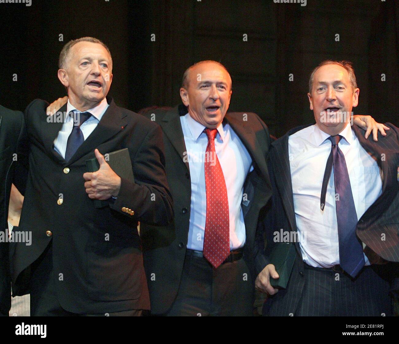 (G-D) Président du Lyonnais Olympique Jean-Michel Aulas, maire de Lyon Gerard Collomb et entraîneur d'OL Gerard Houiller lors du dernier match de la finale de la coupe de la Ligue française, Olympique Lyonnais contre FC Nantes au stade Gerland de Lyon, France, le 26 mai 2007. OL a gagné 3-1. L'Olympique Lyon a remporté le championnat de France pour la sixième fois. Photo de Vincent Dargent/Cameleon/ABACAPRESS.COM Banque D'Images