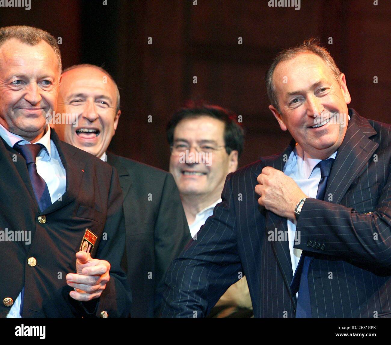 (G-D) le président olympique du Lyonnais Jean-Michel Aucas et l'entraîneur d'OL Gerard Houiller lors du dernier match de la finale de la coupe de la Ligue française, Olympique Lyonnais contre FC Nantes au stade Gerland de Lyon, France, le 26 mai 2007. OL a gagné 3-1. L'Olympique Lyon a remporté le championnat de France pour la sixième fois. Photo de Vincent Dargent/Cameleon/ABACAPRESS.COM Banque D'Images