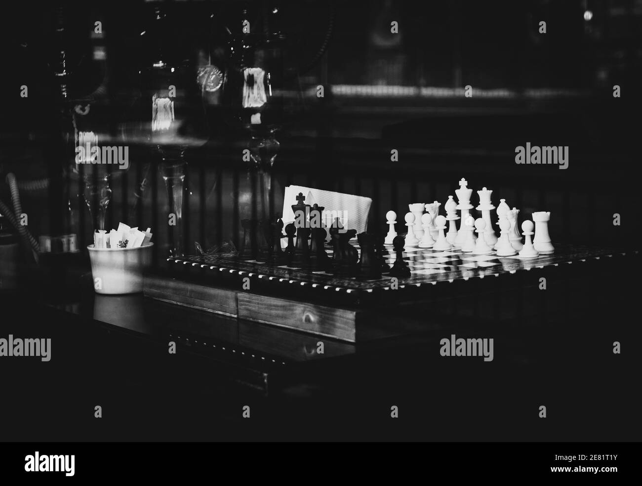 Jeu d'échecs noir et blanc placé dans la fenêtre d'un café turc, un jeu de société que les clients aiment jouer tout en buvant du café. Banque D'Images