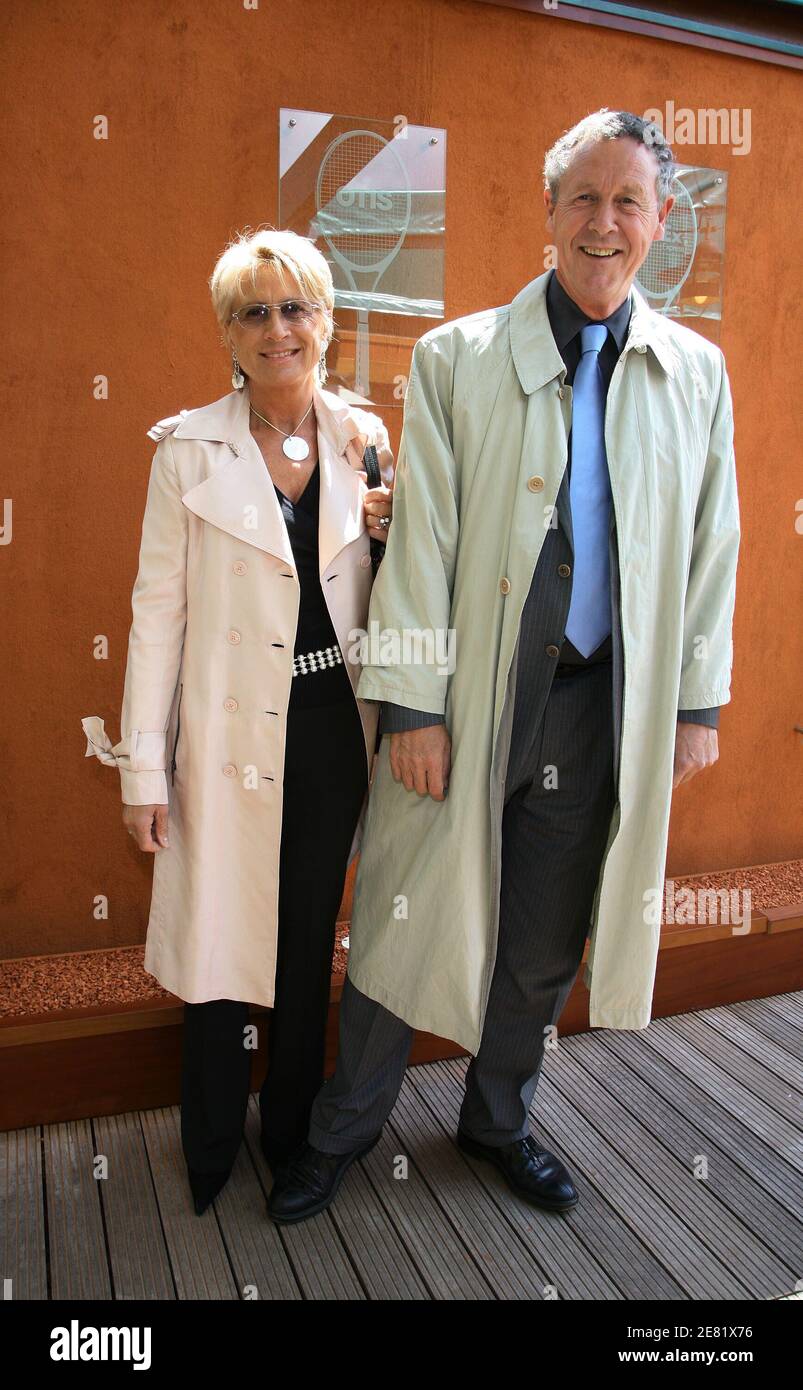 L'ancien champion olympique Guy Drut arrive avec sa femme dans le 'Village', la zone VIP de l'Open de France à l'arène Roland Garros à Paris, France, le 29 mai 2007. Photo de Guignebourg-Nebinger-Gouhier/ABACAPRESS.COM Banque D'Images