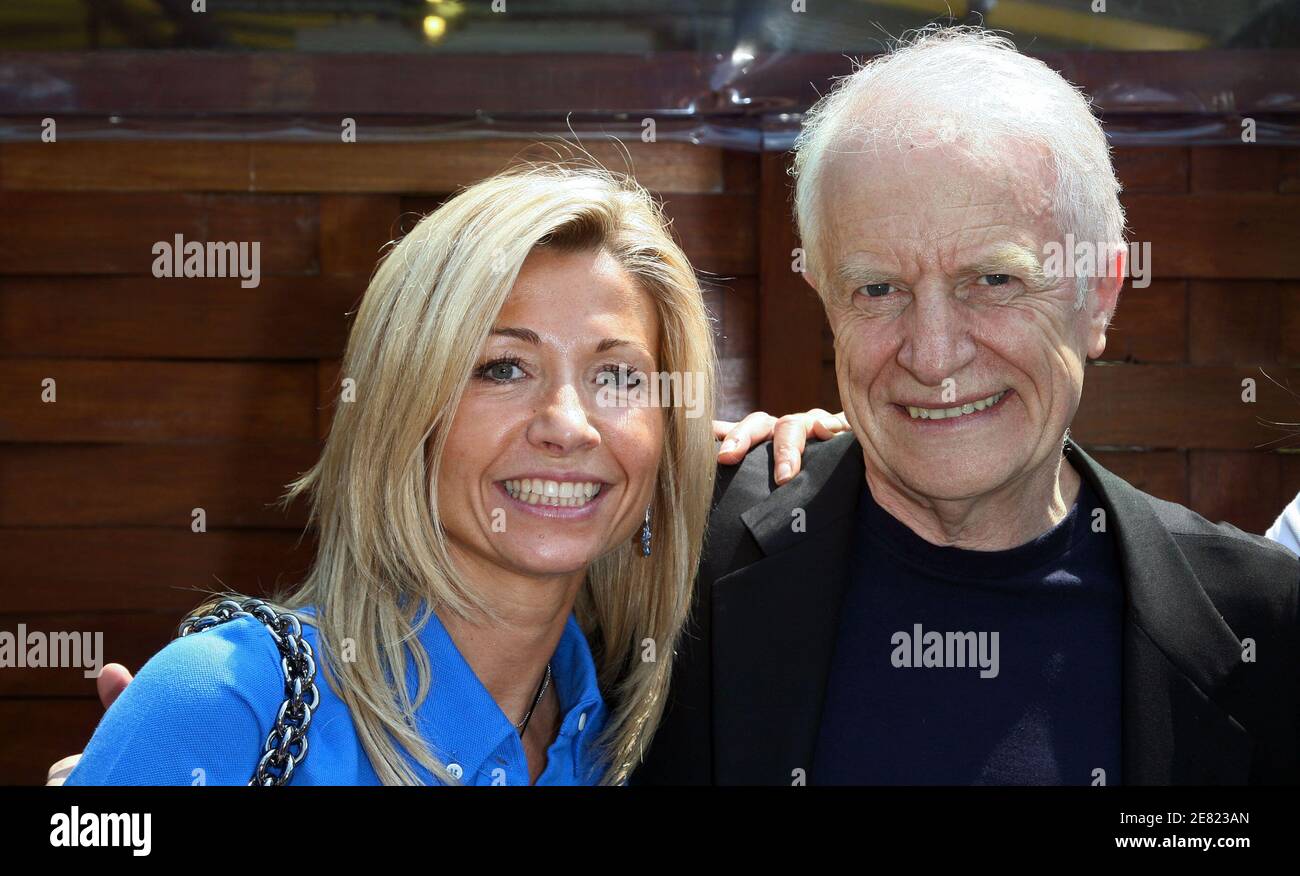 Qui Est L Epouse Dandre Dussollier Natty Belmondo (épouse de Jean-Paul Belmondo) et l'acteur André Dussollier  posent dans le 'Village', la zone VIP de l'Open de France à l'arène Roland  Garros à Paris, France, le 2 juin 2007.