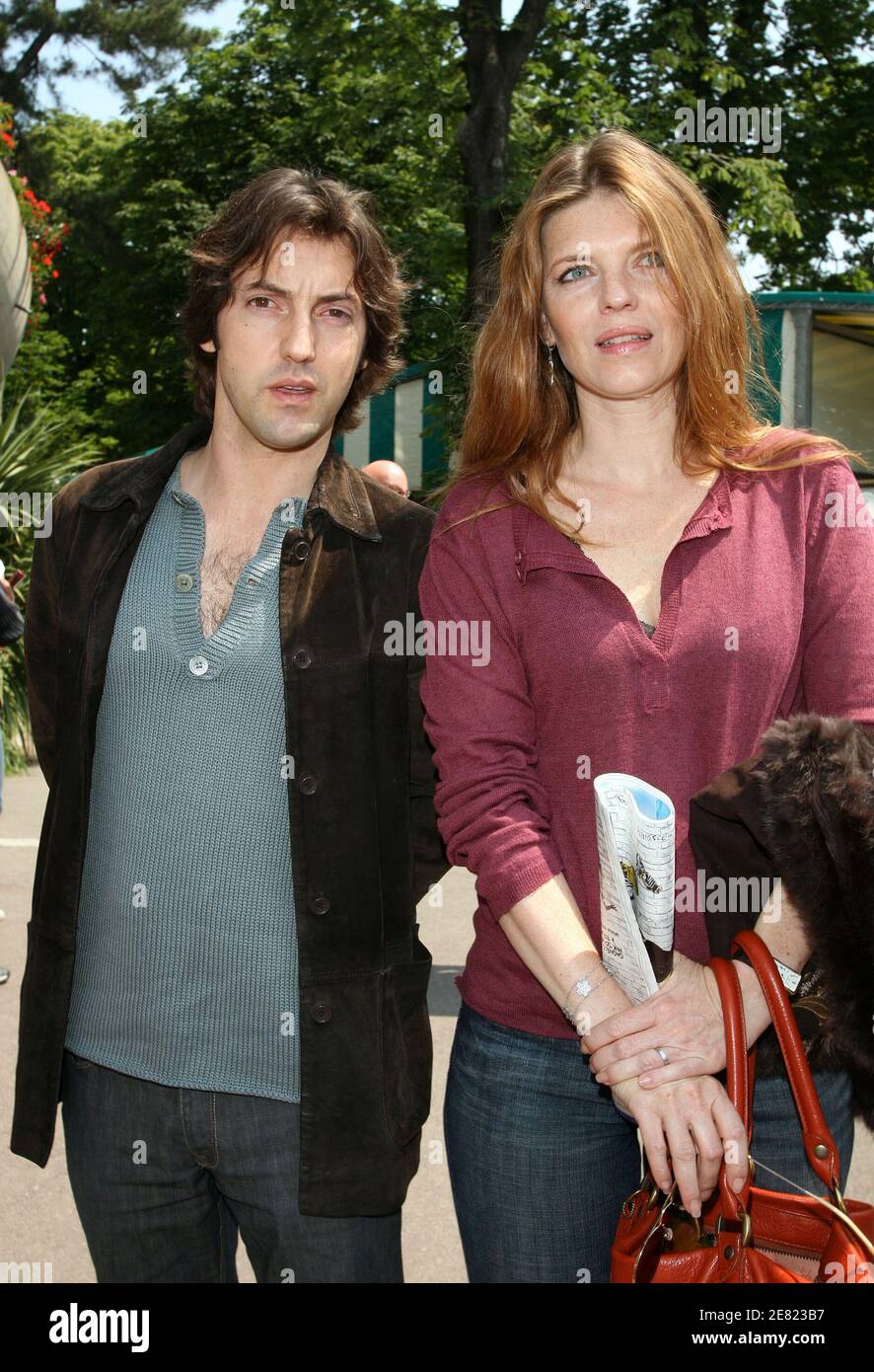 L'acteur français Frederic Diefenthal et sa petite amie Gwendoline Hamon posent dans le 'Village', la zone VIP de l'Open de France à l'arène Roland Garros à Paris, France, le 2 juin 2007. Photo par ABACAPRESS.COM Banque D'Images