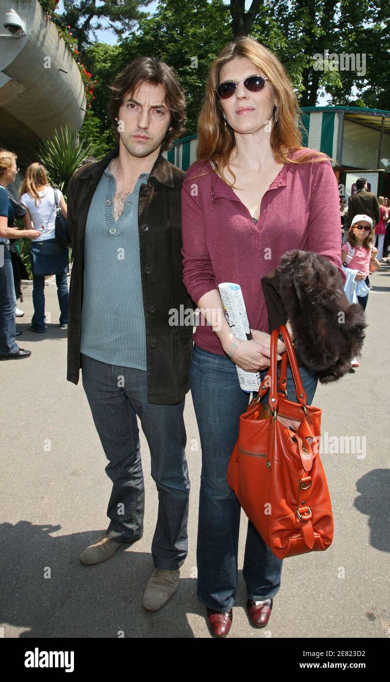 L'acteur français Frederic Diefenthal et sa petite amie Gwendoline Hamon posent dans le 'Village', la zone VIP de l'Open de France à l'arène Roland Garros à Paris, France, le 2 juin 2007. Photo par ABACAPRESS.COM Banque D'Images