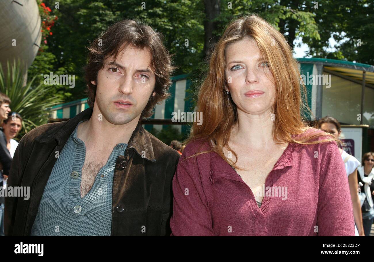 L'acteur français Frederic Diefenthal et sa petite amie Gwendoline Hamon posent dans le 'Village', la zone VIP de l'Open de France à l'arène Roland Garros à Paris, France, le 2 juin 2007. Photo par ABACAPRESS.COM Banque D'Images
