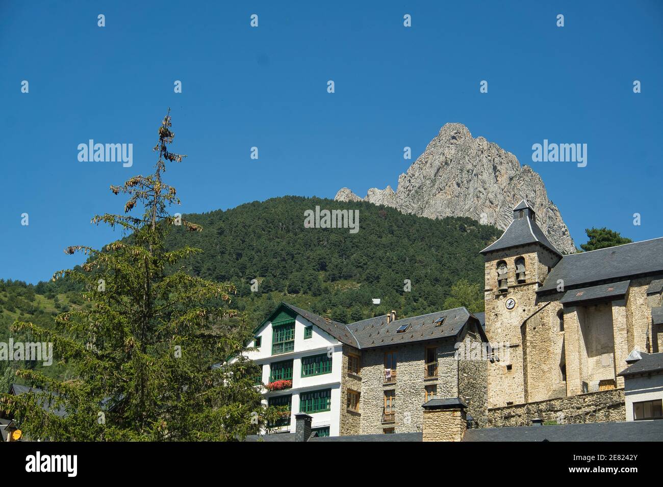 Ville de Sallent de Gallego, située à Hueca, Aragon, Espagne. En montagne Banque D'Images