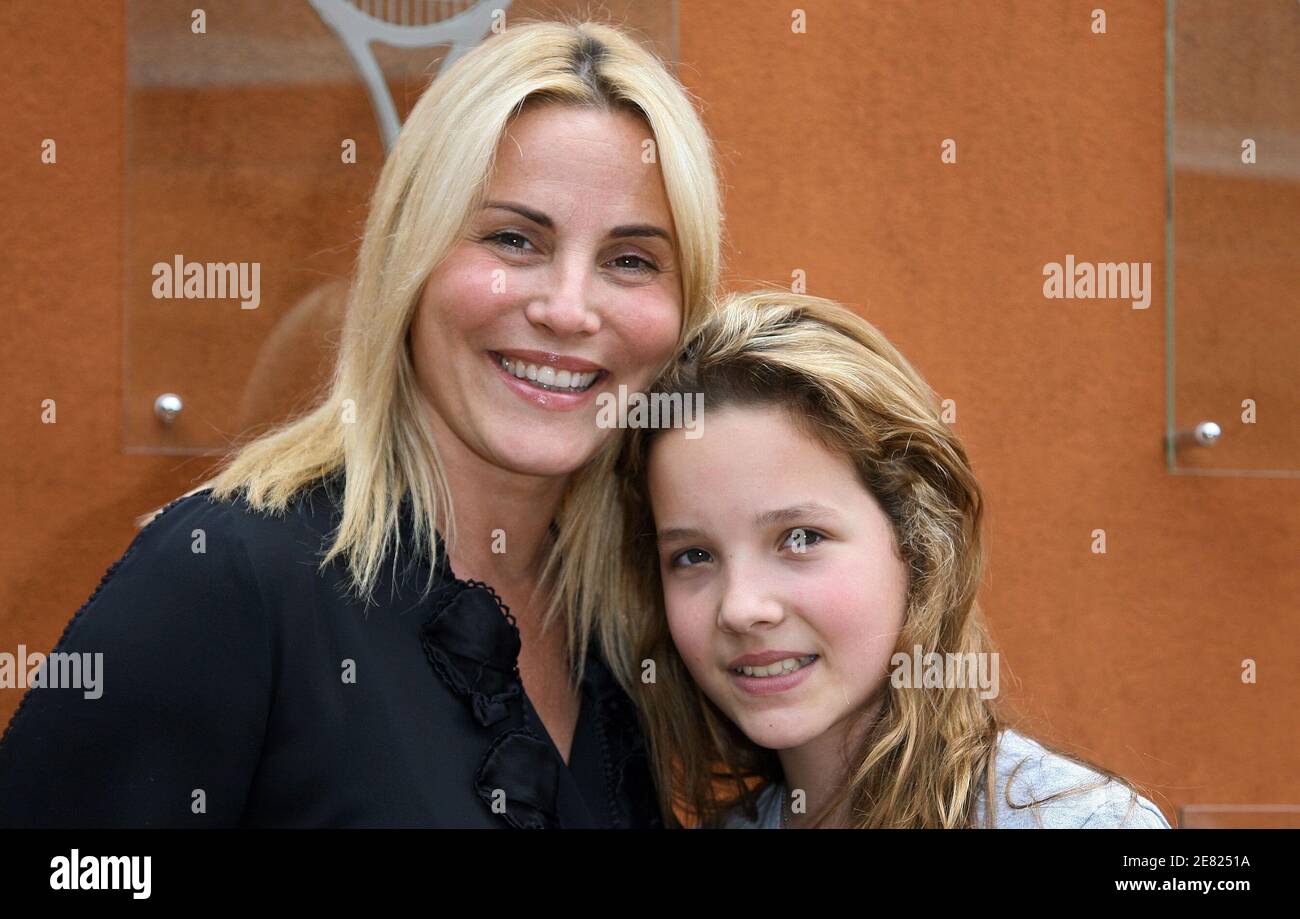 La présentatrice française Sophie Fier et sa fille Carla-Marie posent dans le 'Village', la zone VIP de l'Open de France à l'arène Roland Garros à Paris, France, le 3 juin 2007. Photo par ABACAPRESS.COM Banque D'Images