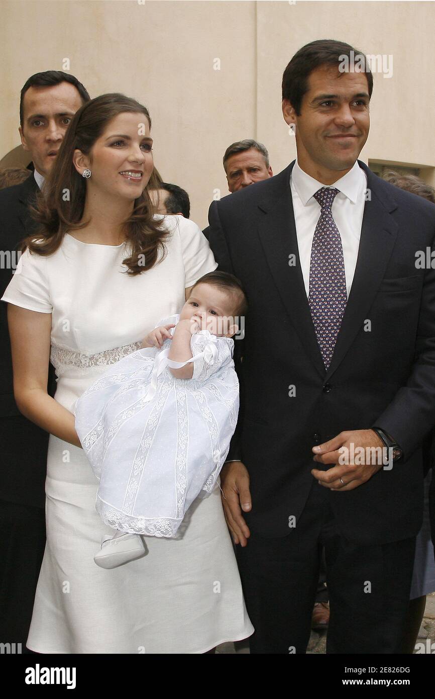 Le prince Louis de Bourbon, duc d'Anjou et épouse la princesse Marie-Marguerite, duchesse d'Anjou, présente leur fille Eugenia à Paris, France, le 3 juin 2007. Photo de Thierry Orban/ABACAPRESS.COM Banque D'Images