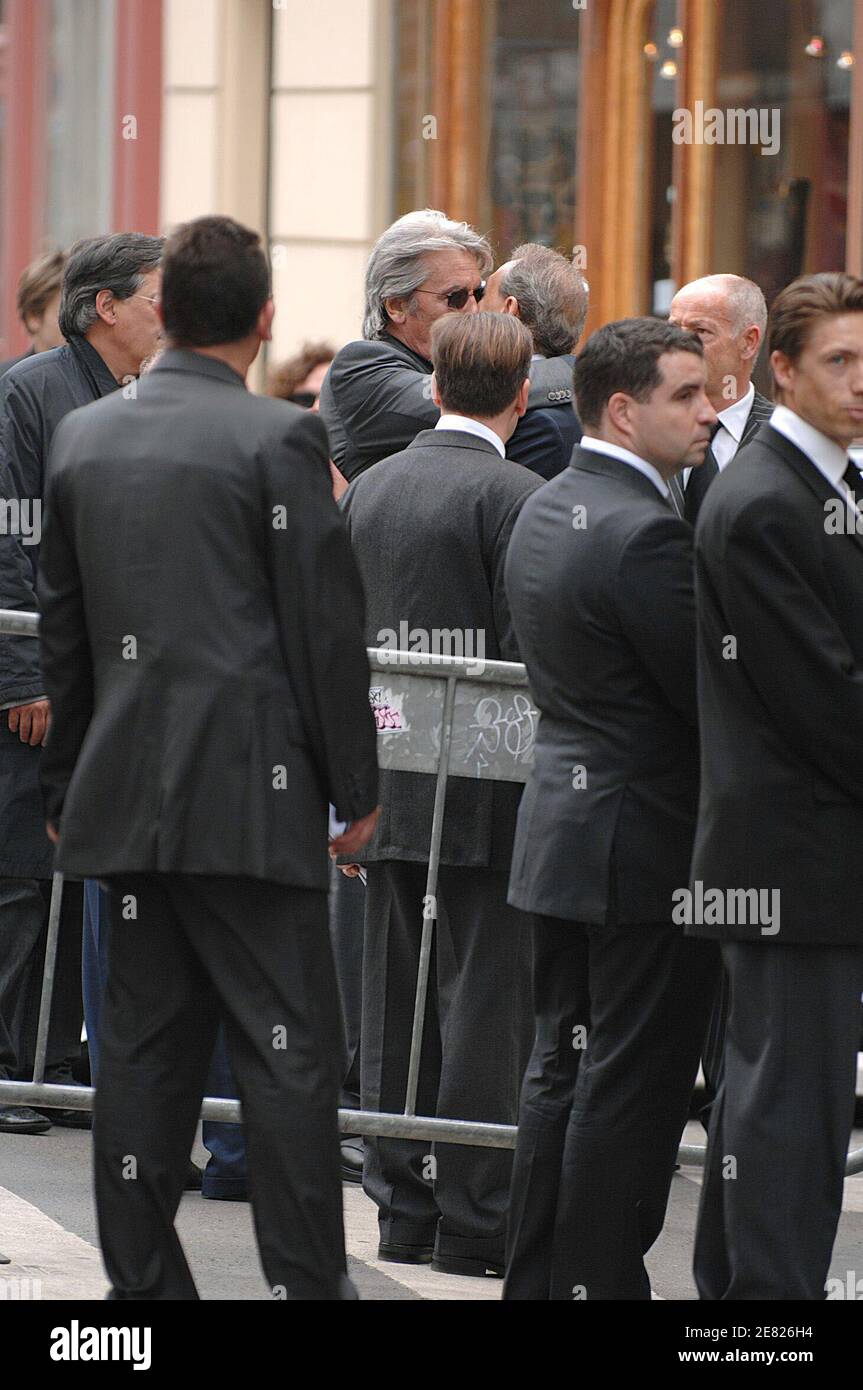 L'acteur français Alain Delon embrasse Paris'Mayor Bertrand Delanoe avant la messe funéraire de l'acteur français Jean-Claude Brialy qui s'est tenue à l'église Saint-Louis à Paris, le 4 juin 2007. Photo par ABACAPRESS.COM Banque D'Images
