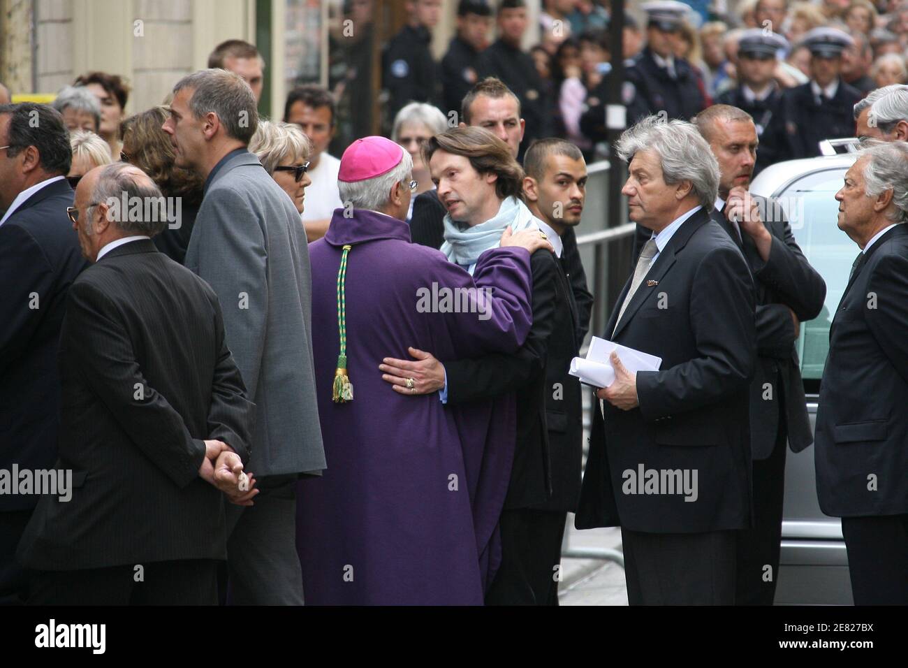 Bruno Finck arrive à la messe funéraire pour son partenaire, l'acteur  français Jean-Claude Brialy, qui a eu lieu à l'église Saint-Louis en Ile à  Paris, France, le 4 juin 2007. Photo par