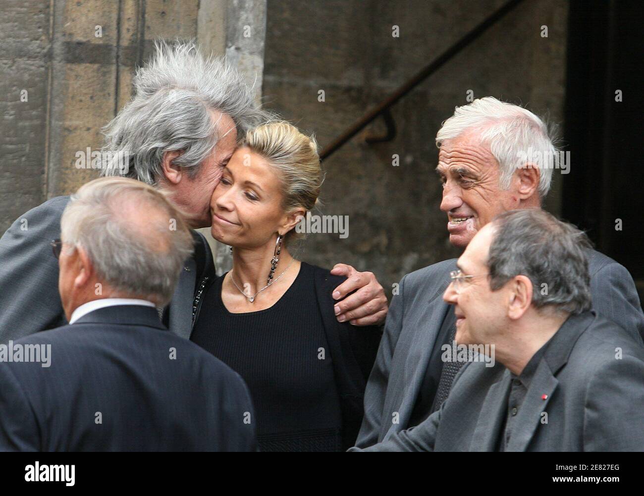 Alain Delon embrasse la femme de Jean-paul Belmondo Natty alors qu'ils quittent la messe funéraire de l'acteur français Jean-Claude Brialy qui a eu lieu à l'église 'Saint-Louis en l'Ile' à Paris, en France, le 4 juin 2007. Photo par ABACAPRESS.COM Banque D'Images