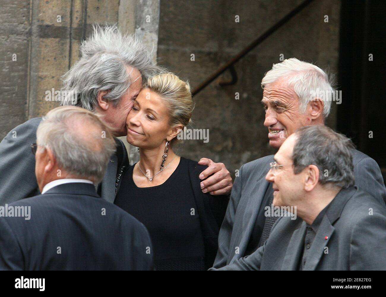 Alain Delon embrasse la femme de Jean-paul Belmondo Natty alors qu'ils  quittent la messe funéraire de l'acteur français Jean-Claude Brialy qui a  eu lieu à l'église 'Saint-Louis en l'Ile' à Paris, en