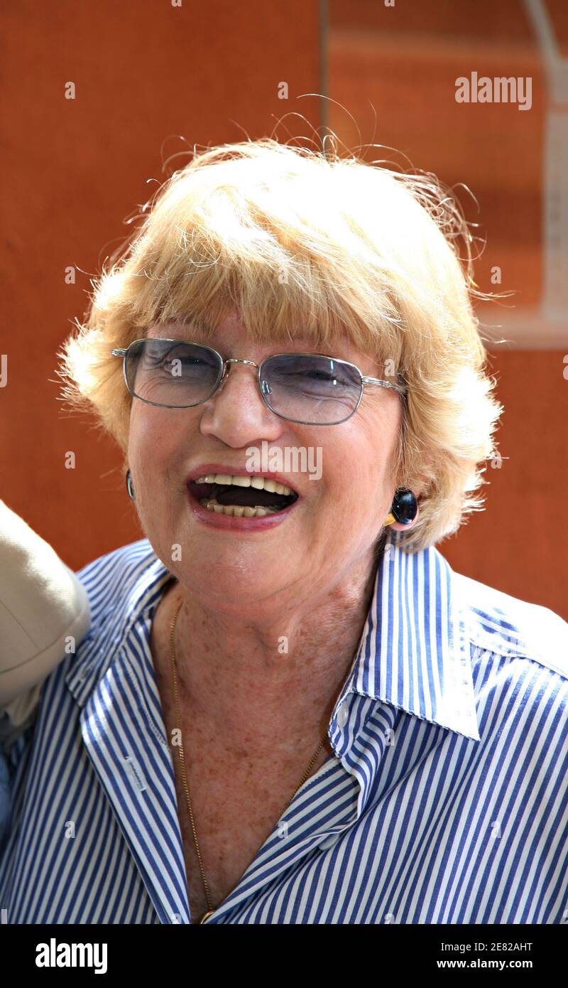 L'écrivain Françoise Dorin arrive dans le 'Village', la zone VIP de l'Open de France à l'arène Roland Garros à Paris, France, le 6 juin 2007. Photo par ABACAPRESS.COM Banque D'Images