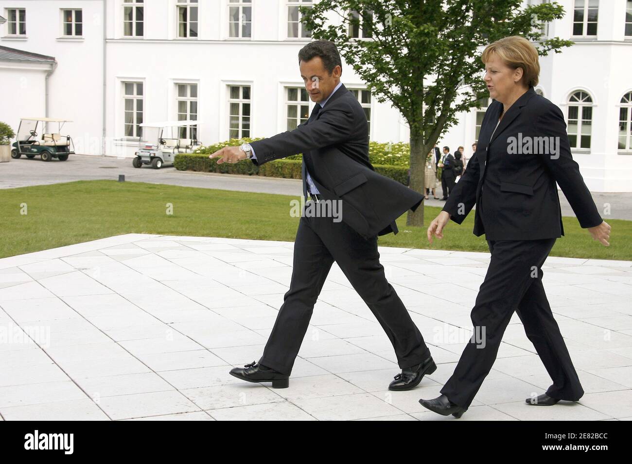 La chancelière allemande Angela Merkel salue le président français Nicolas Sarkozy lorsqu’il se réunit pour des pourparlers bilatéraux, le premier jour du sommet du Groupe des huit à la station balnéaire de la côte Baltique de Heiligendamm, dans le nord-est de l’Allemagne. Le 6 juin 2007. Photo de Thierry Orban/ABACAPRESS.COM Banque D'Images