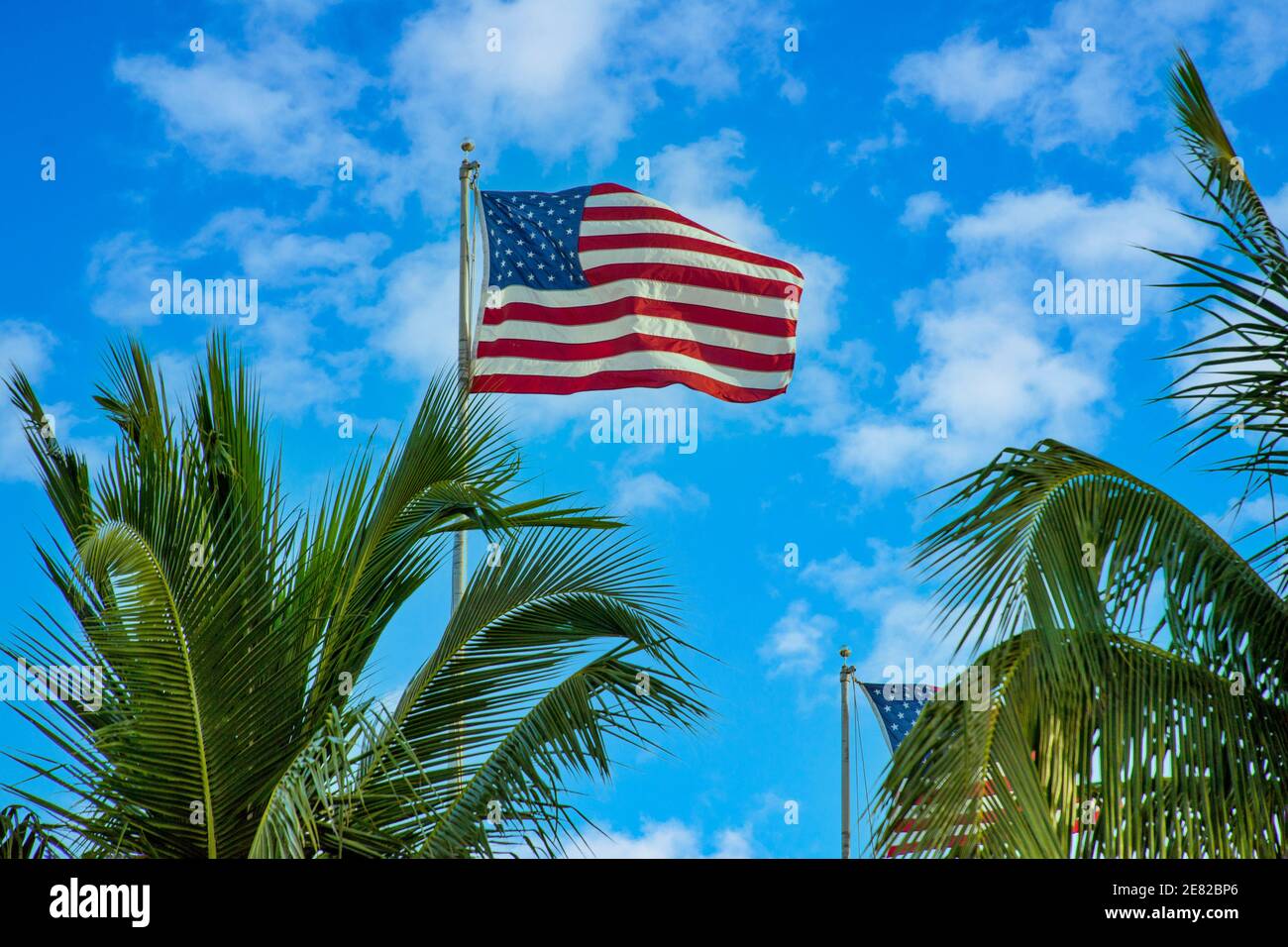 Le drapeau américain survolant le marché Bayfront situé sur Biscayne Bay à Miami, en Floride. Banque D'Images