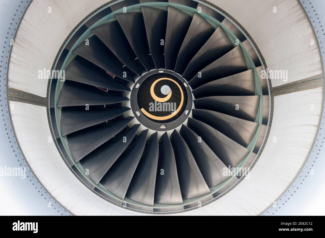 ALLEMAGNE, aéroport de Hambourg , phase d'essai avec biocarburant , Lufthansa jet Airbus A321 , une turbine est alimentée avec 50 pour cent biocarburant un mélange de Jatropha , huile Camelina et graisse animale , moteur d'avion , cercle rond ECO kerosine Banque D'Images