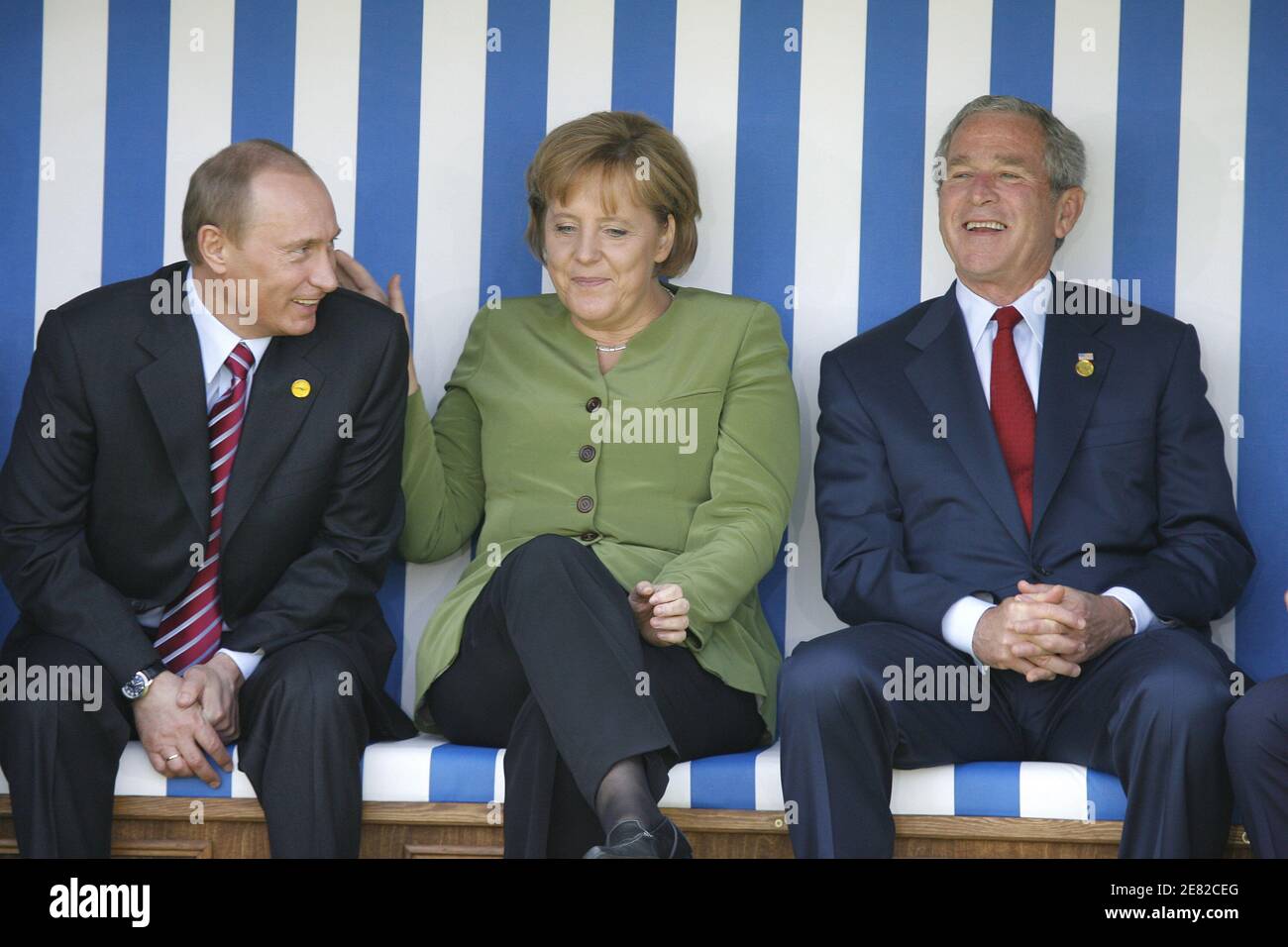 La chancelière allemande Angela Merkel discute avec le président russe Vladimir Poutine (L) et le président américain George W. Bush (R) lorsqu'ils se posent dans une chaise de plage géante pour une photo de famille avec les chefs d'État du G8 devant le bâtiment Kurhaus de Heiligendamm, dans le nord-est de l'Allemagne, le 7 juin 2007. Photo de Ludovic/pool/ABACAPRESS.COM Banque D'Images