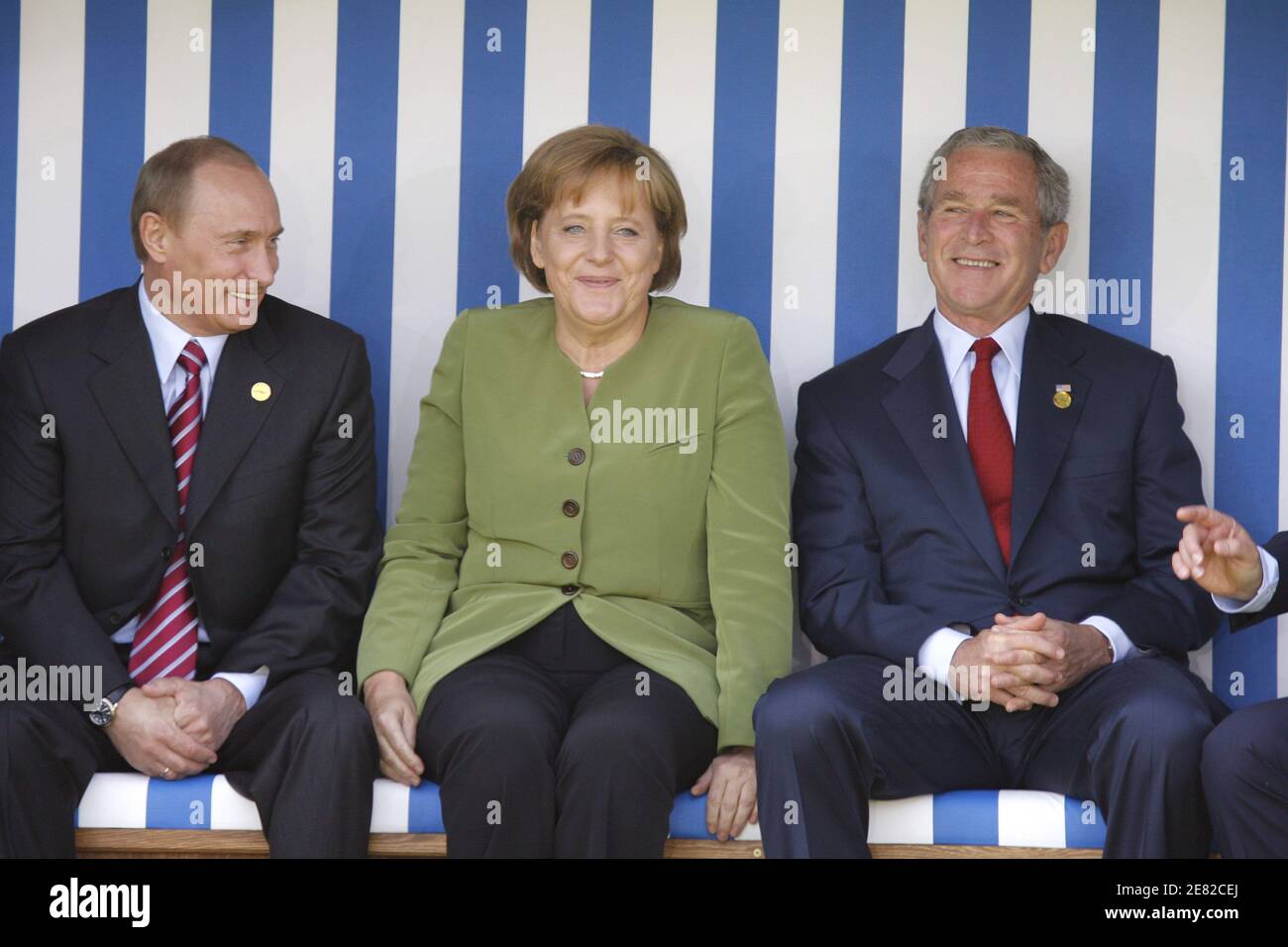 La chancelière allemande Angela Merkel discute avec le président russe Vladimir Poutine (L) et le président américain George W. Bush (R) lorsqu'ils se posent dans une chaise de plage géante pour une photo de famille avec les chefs d'État du G8 devant le bâtiment Kurhaus de Heiligendamm, dans le nord-est de l'Allemagne, le 7 juin 2007. Photo de Ludovic/pool/ABACAPRESS.COM Banque D'Images