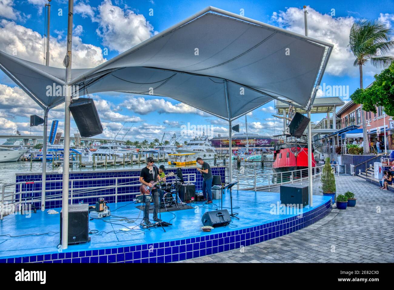 Le groupe de rock extérieur se divertit au marché Bayfront situé sur Biscayne Bay à Miami, en Floride. Banque D'Images