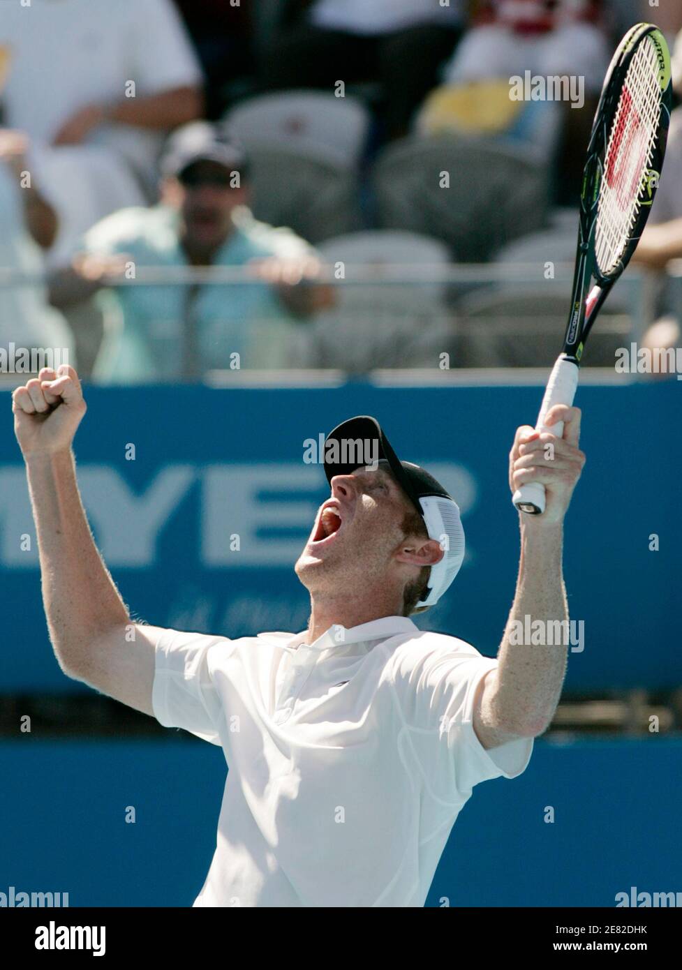 Chris Guccione d'Australie réagit après avoir remporté sa demi-finale contre Radek Stepanek de la République tchèque lors du tournoi international de tennis de Sydney le 11 janvier 2008. REUTERS/will Burgess (AUSTRALIE) Banque D'Images