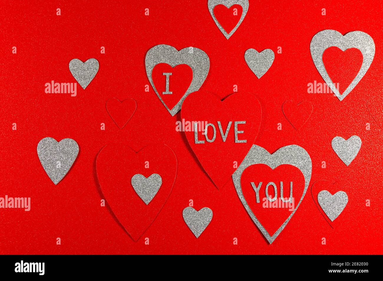 Je t'aime coeur rouge et argent Design sur rouge Banque D'Images