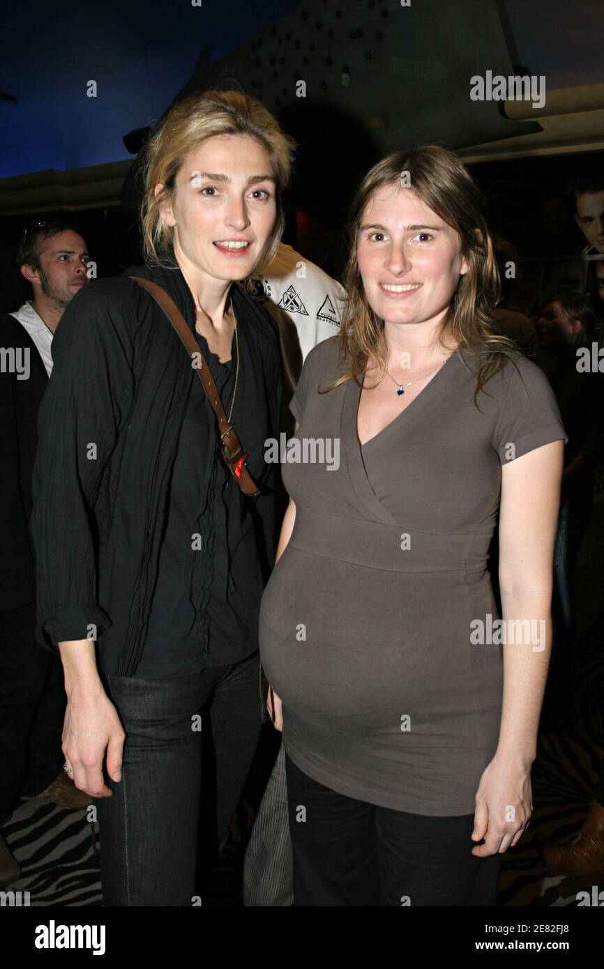 L'actrice Julie Gayet et la réalisatrice Lola Doillon assistent à la « et toi t'es sur qui ? », première qui s'est tenue au restaurant Planet Hollywood à Paris, en France, le 8 juin 2007. Le film a été présenté pendant le 60ème Festival de Cannes. Photo de Benoit Pinguet/ABACAPRESS.COM Banque D'Images