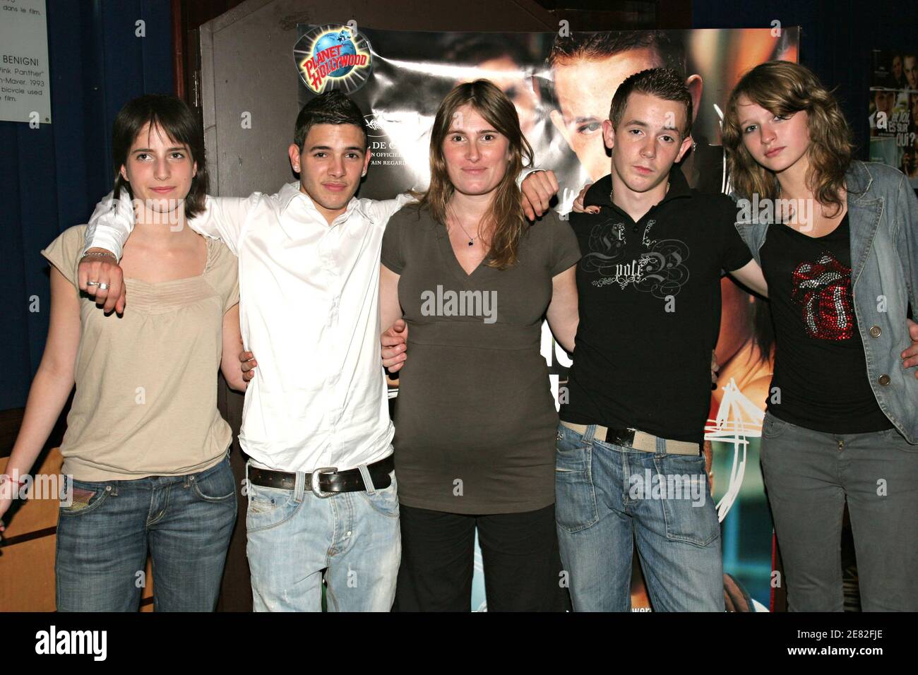 Les acteurs Christa Theret, Shomron Haddad, Nicolas Schwei, Lucie Desclozeaux (le-r), avec le réalisateur Lola Doillon (C), assistent à la première qui s'est tenue au restaurant Planet Hollywood à Paris, en France, le 8 juin 2007. Le film a été présenté pendant le 60ème Festival de Cannes. Photo de Benoit Pinguet/ABACAPRESS.COM Banque D'Images