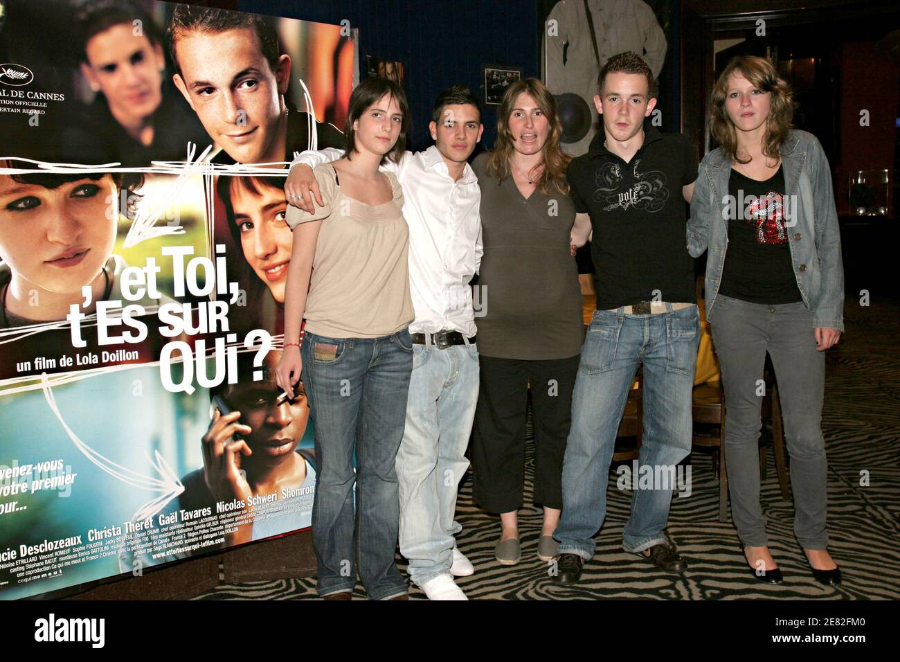 Les acteurs Christa Theret, Shomron Haddad, Nicolas Schwei, Lucie Desclozeaux (le-r), avec le réalisateur Lola Doillon (C), assistent à la première qui s'est tenue au restaurant Planet Hollywood à Paris, en France, le 8 juin 2007. Le film a été présenté pendant le 60ème Festival de Cannes. Photo de Benoit Pinguet/ABACAPRESS.COM Banque D'Images