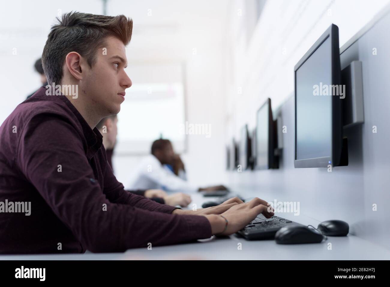 Jeunes dans l'école de programmation. Étudiant en informatique au sein d'un laboratoire informatique travaillant sur des leçons de pratique en informatique et en programmation. Banque D'Images