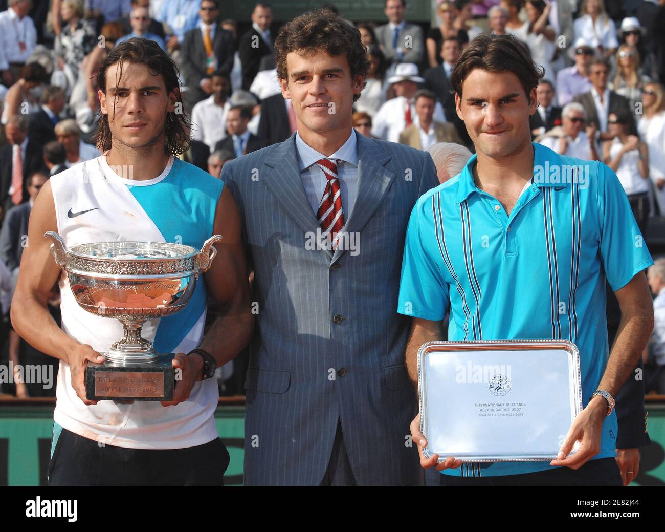 Rafael Nadal (L) d'Espagne avec son trophée Philippe Chatrier et Roger  Federer (R) de Suisse posent avec l'ancien vainqueur Gustavo Kuerten (C)  après la finale des singles hommes au stade Roland Garros