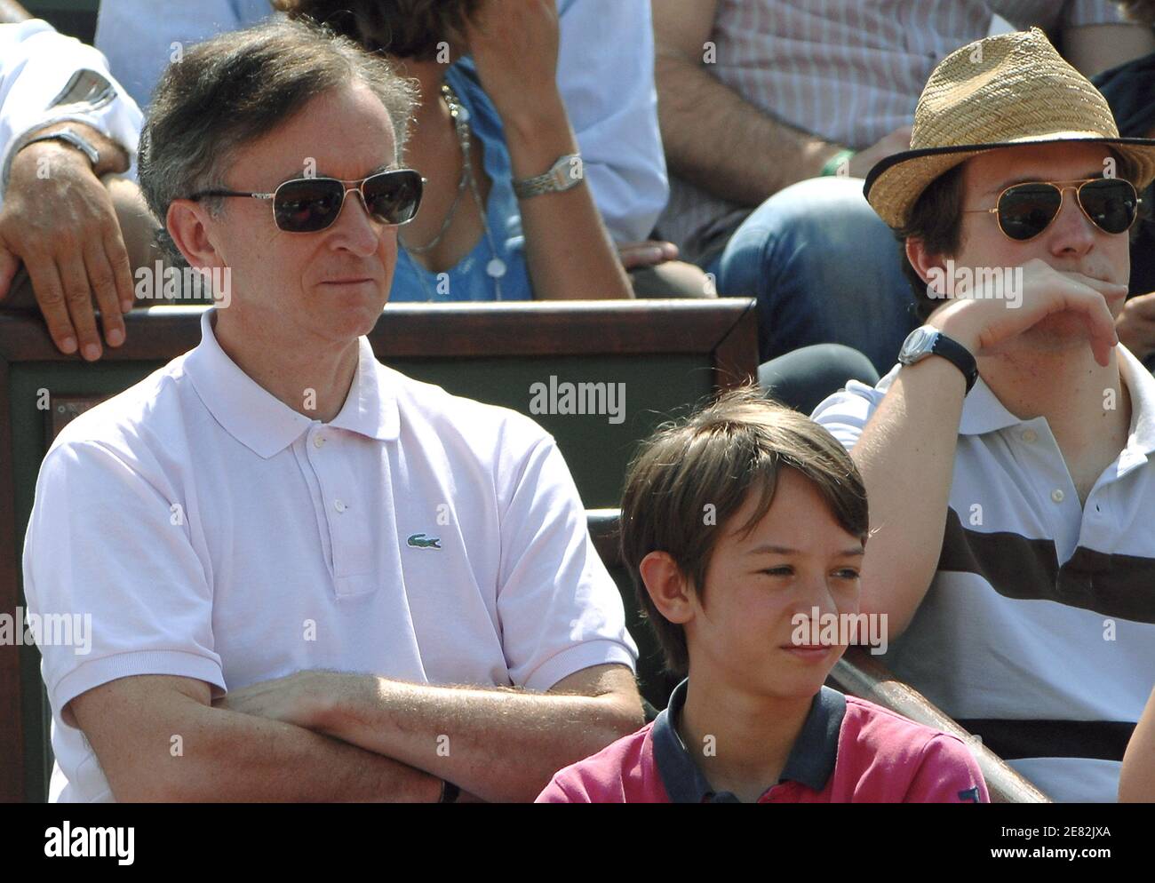 Photo : Antoine Arnault et son fils en tribunes - Tribunes lors des  Internationaux de France de tennis de Roland Garros 2023, à Paris, le 6  juin 2023. © Jacovides-Moreau/Bestimage - Purepeople