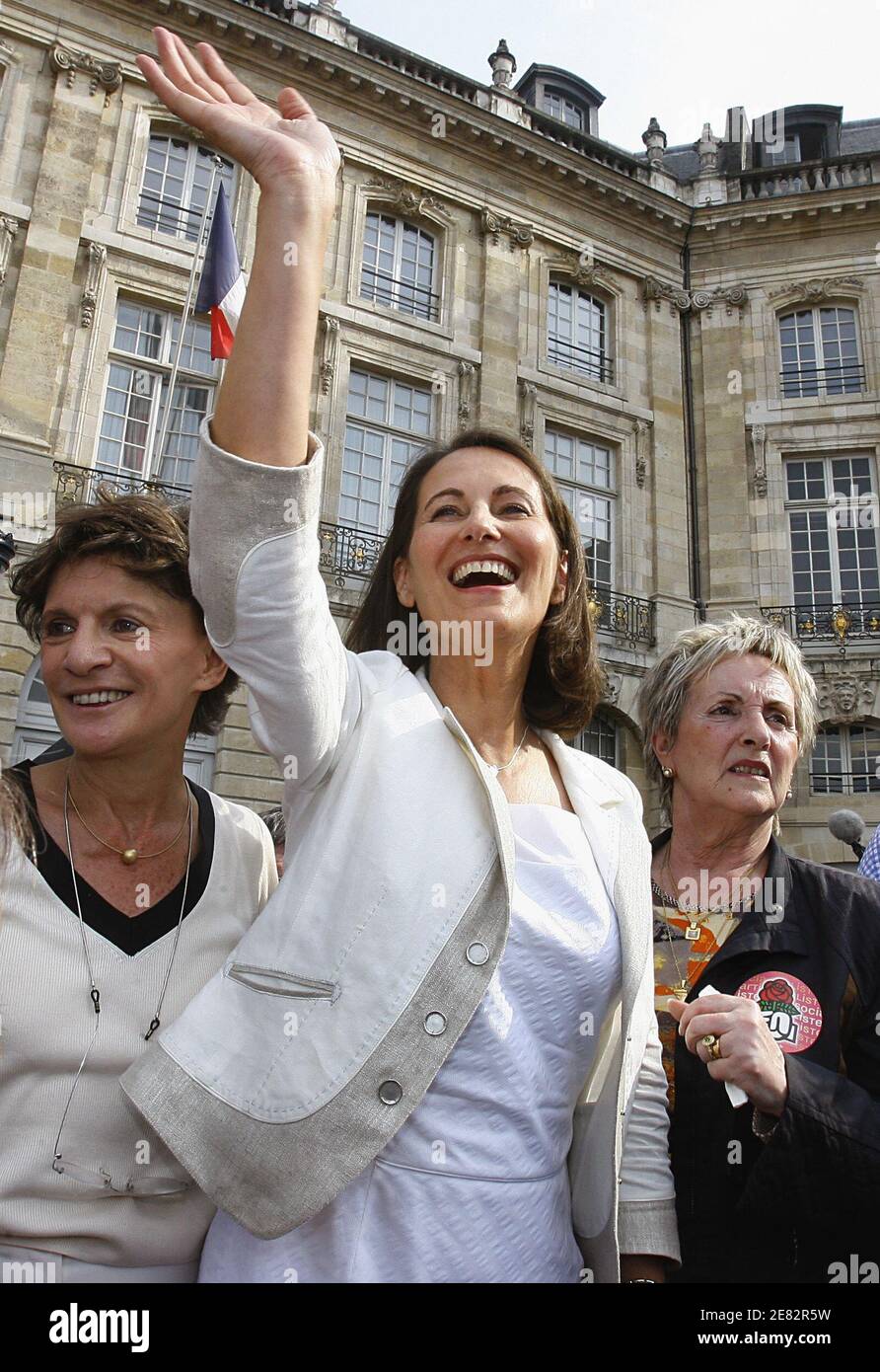 Segolene Royal, ancienne candidate socialiste à la présidence, apporte son soutien à la candidate socialiste de 2e circonscription de Bordeaux, Michele Delaunay, le 13 juin 2007, à Bordeaux, dans le sud-ouest de la France, lors d'une visite dans le cadre de la campagne électorale parlementaire. Delaunay doit faire face au candidat UMP Alain Juppe. Photo de Patrick Bernard/ABACAPRESS.COM Banque D'Images