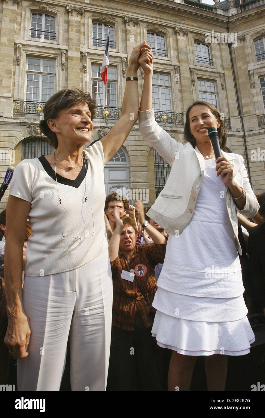 Segolene Royal, ancienne candidate socialiste à la présidence, apporte son soutien à la candidate socialiste de 2e circonscription de Bordeaux, Michele Delaunay, le 13 juin 2007, à Bordeaux, dans le sud-ouest de la France, lors d'une visite dans le cadre de la campagne électorale parlementaire. Delaunay doit faire face au candidat UMP Alain Juppe. Photo de Patrick Bernard/ABACAPRESS.COM Banque D'Images