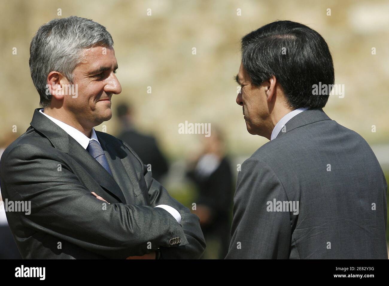 Le Premier Ministre Francois Fillon R Et Le Ministre De La Defense Herve Morin Assistent A La Ceremonie Marquant Le 67e Anniversaire De L Appel Du 18 Juin Au Mont Valerien A Suresnes Le Premier Ministre Francois Fillon R Et Le Ministre De La Defense Herve Morin Assistent A La Ceremonie Marquant Le 67e Anniversaire De L Appel Du 18 Juin Au Mont Valerien A Suresnes