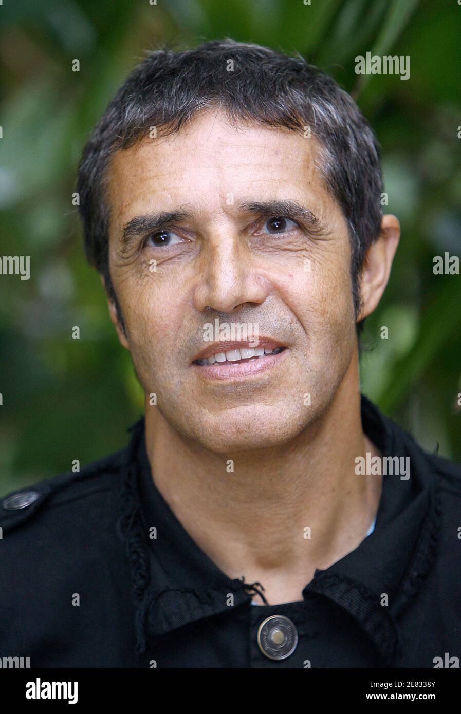 Le chanteur français Julien Clerc joue avec un appareil photo lors du 3ème jour du 25ème Festival du film politique (film mystère) qui s'est tenu à Cognac, dans le Sud-Ouest de la France, le 23 juin 2007. Photo de Patrick Bernard/ABACAPRESS.COM Banque D'Images