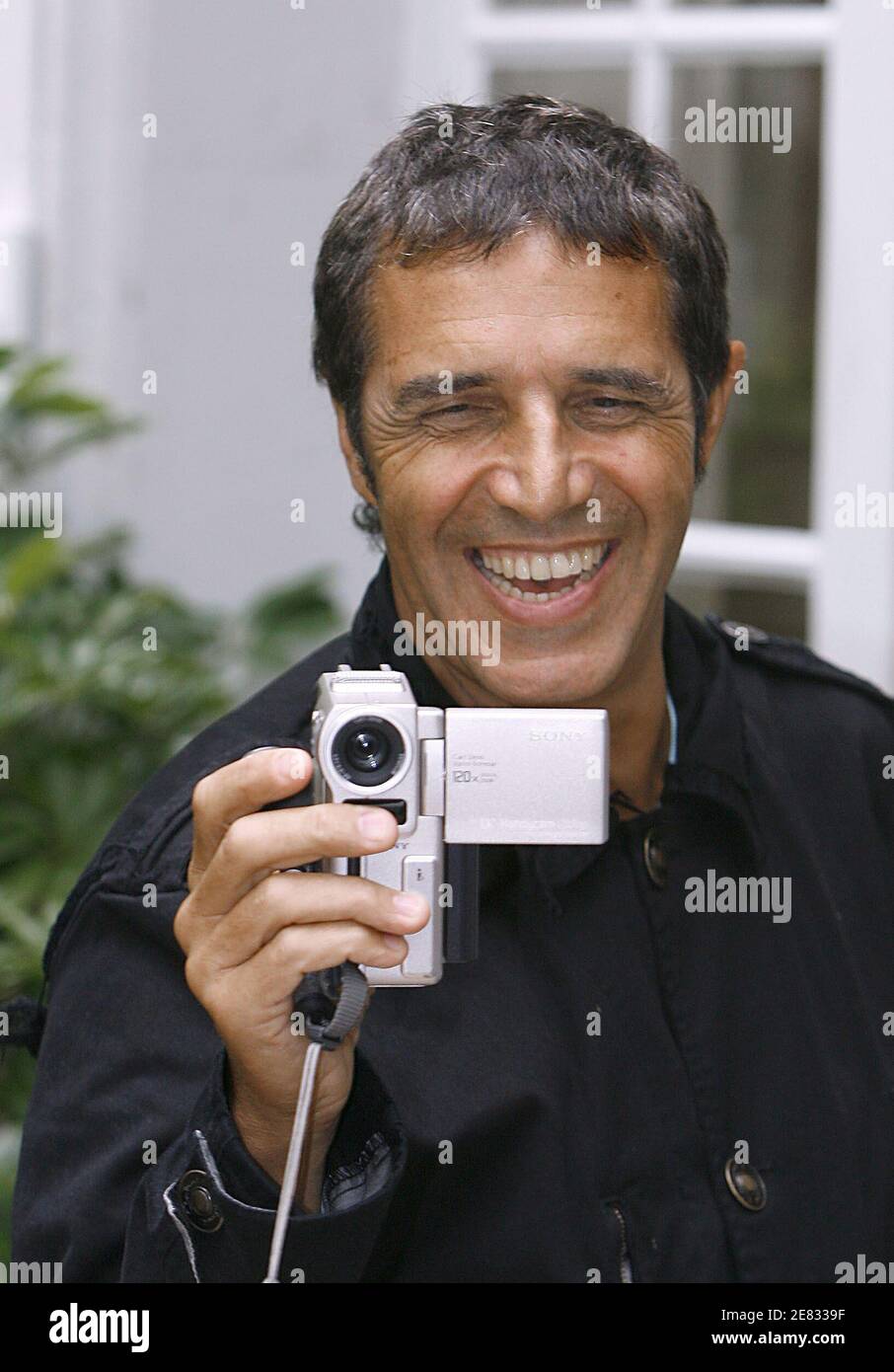 Le chanteur français Julien Clerc joue avec un appareil photo lors du 3ème jour du 25ème Festival du film politique (film mystère) qui s'est tenu à Cognac, dans le Sud-Ouest de la France, le 23 juin 2007. Photo de Patrick Bernard/ABACAPRESS.COM Banque D'Images