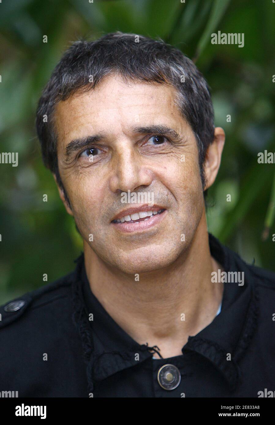 Le chanteur français Julien Clerc joue avec un appareil photo lors du 3ème jour du 25ème Festival du film politique (film mystère) qui s'est tenu à Cognac, dans le Sud-Ouest de la France, le 23 juin 2007. Photo de Patrick Bernard/ABACAPRESS.COM Banque D'Images
