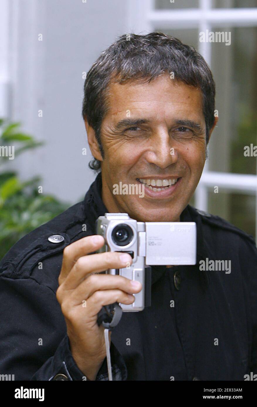 Le chanteur français Julien Clerc joue avec un appareil photo lors du 3ème jour du 25ème Festival du film politique (film mystère) qui s'est tenu à Cognac, dans le Sud-Ouest de la France, le 23 juin 2007. Photo de Patrick Bernard/ABACAPRESS.COM Banque D'Images