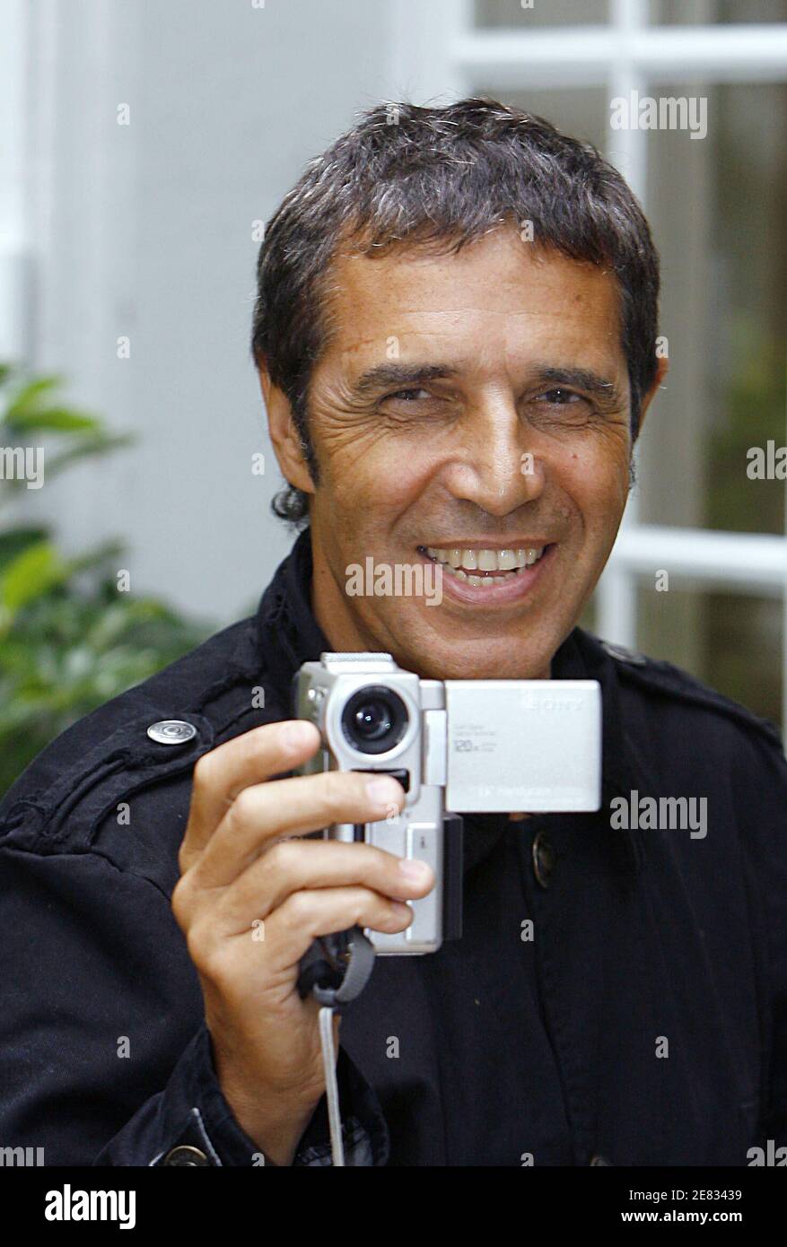 Le 23 juin 2007, la chanteuse française Julien Clerc et l'actrice française Julie Gayet jouent avec un caméscope lors du 25e Festival du film Policier (film mystère) à Cognac, dans le sud-ouest de la France. Photo de Patrick Bernard/ABACAPRESS.COM Banque D'Images