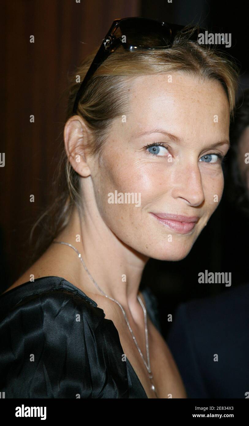 La mannequin et actrice française Estelle Lefebure pose lors de la
