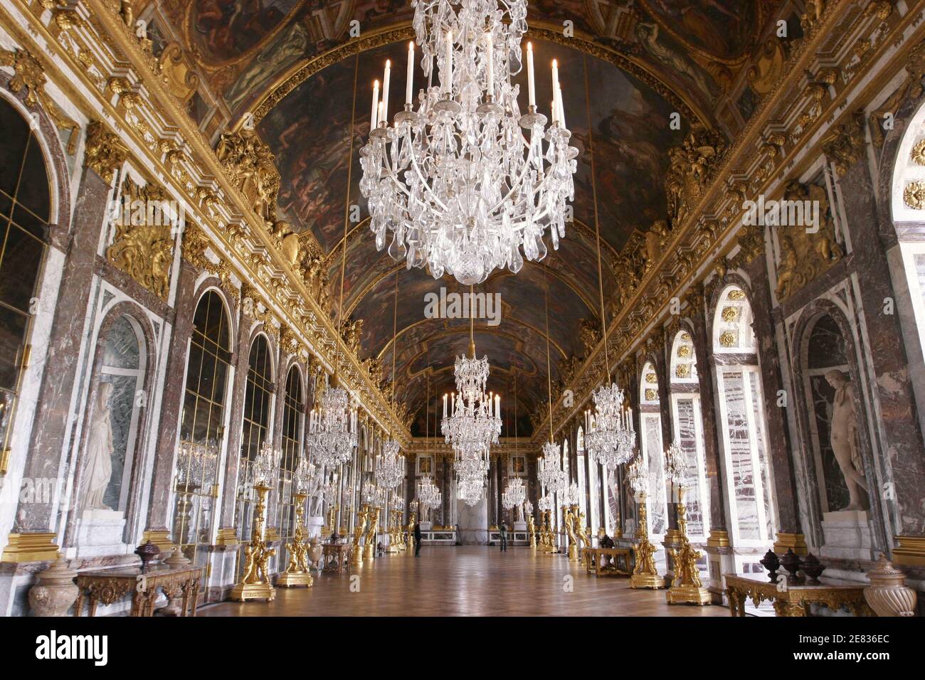 'Vue de la Galerie des glaces récemment rénovée au Château de Versailles, près de Paris, le lundi 25 juin 2007 avant l'ouverture publique du 27 juin. Après 4 ans de travail, la salle des glaces du château de Versailles rénovée a rouvert ses portes au public lundi. La salle, qui a été témoin de la signature du traité de Versailles après la première Guerre mondiale, a subi un soulèvement sur trois ans, 12 millions d'euros (8 millions de livres) que les responsables disent restaurera sa splendeur sans rajeunissement artificiel. Construit en 1684 sur les ordres du « roi des nations » Louis XIV, le Ha Banque D'Images