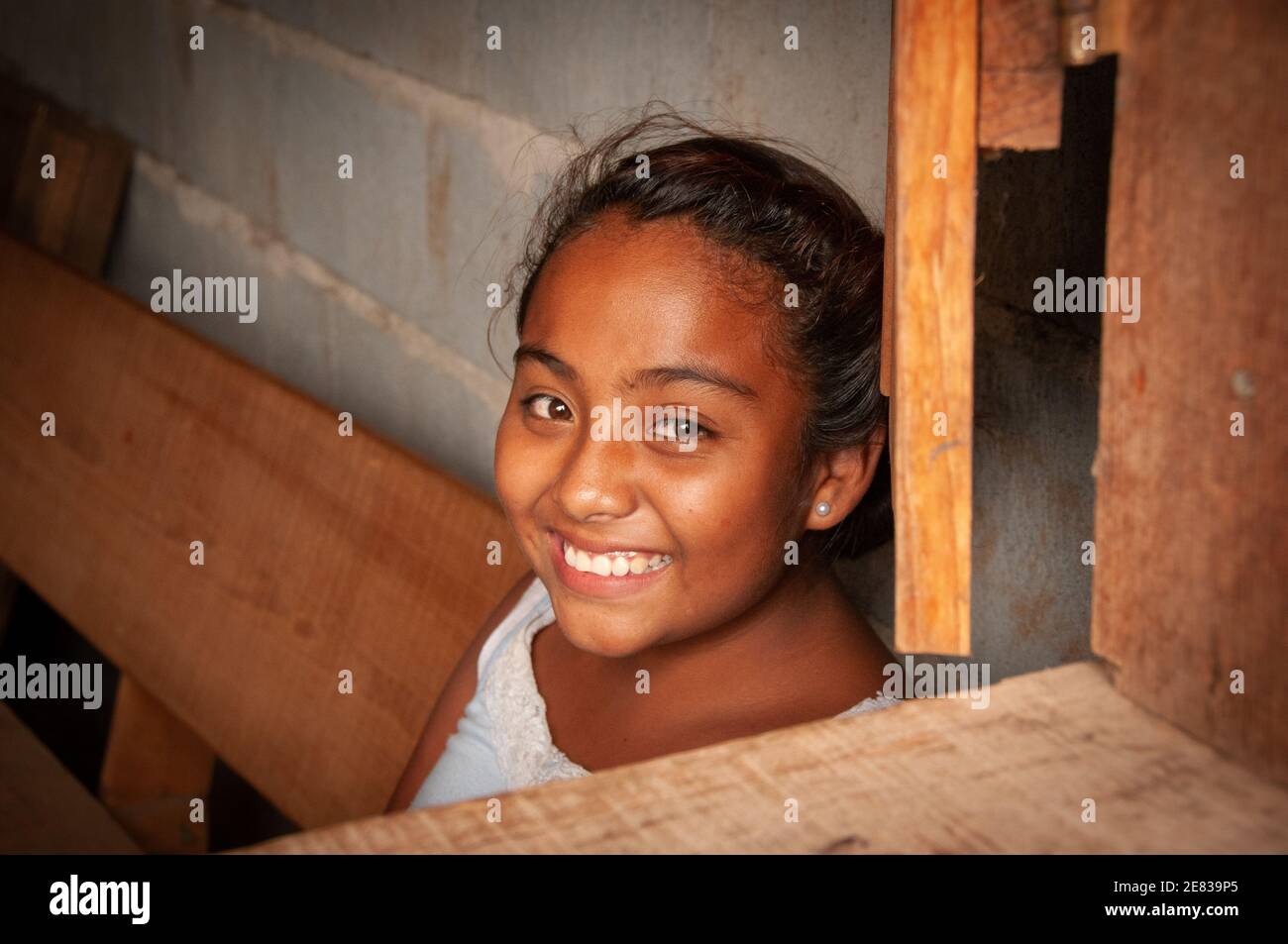 Jeune fille d'Amérique centrale dans le pays du tiers monde - pauvreté Banque D'Images