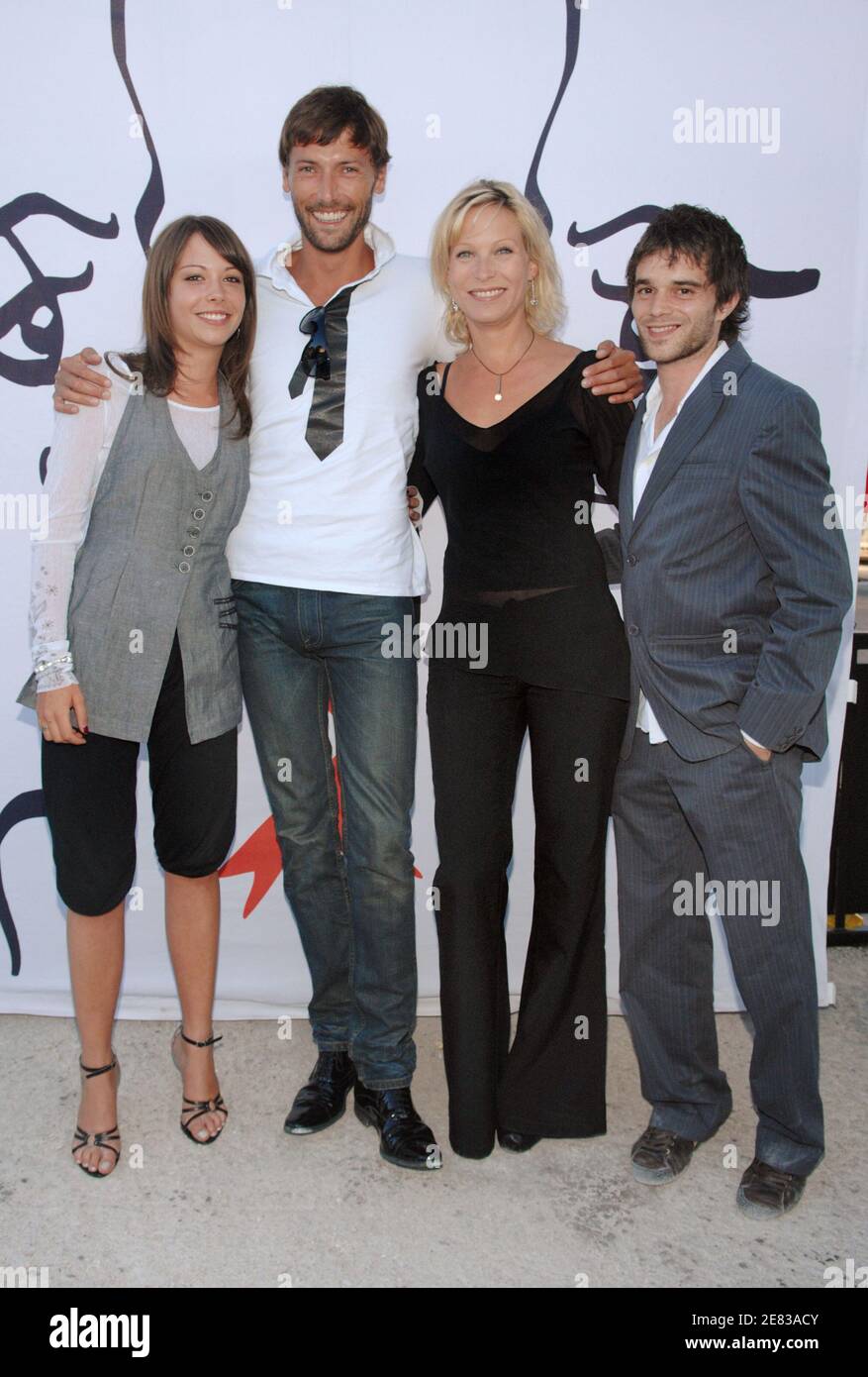 Julien Plus Belle La Vie Le 28 juin 2007, l'acteur plus Belle la vie, Dounia Coesens, Julien Bravo,  Laurent Kerusore et Rebecca Hampton, se posent ensemble lors du gala de  charité « faire face » cancer &