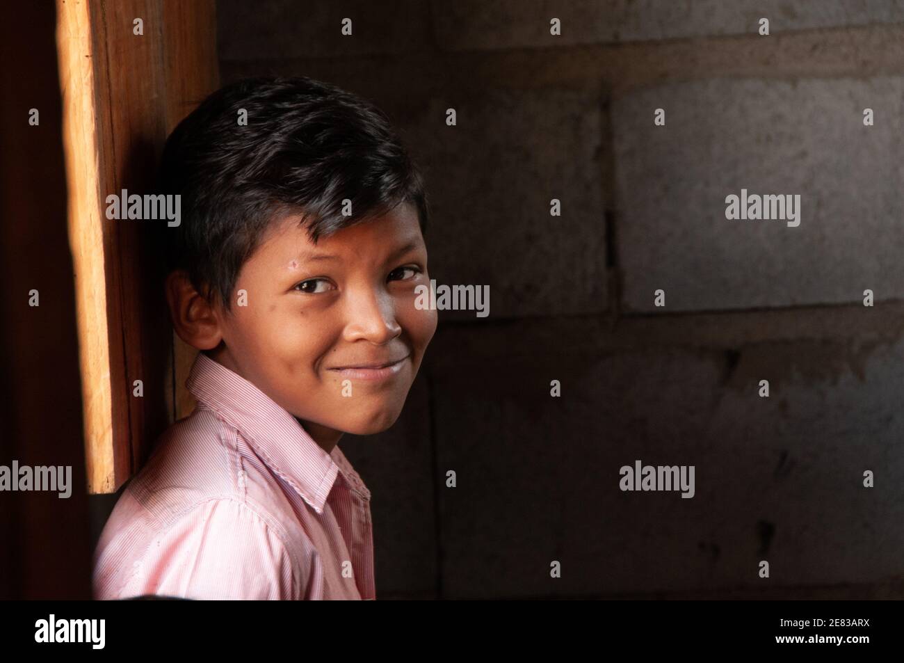 Jeune garçon en Amérique centrale pays du tiers monde - pauvreté Banque D'Images