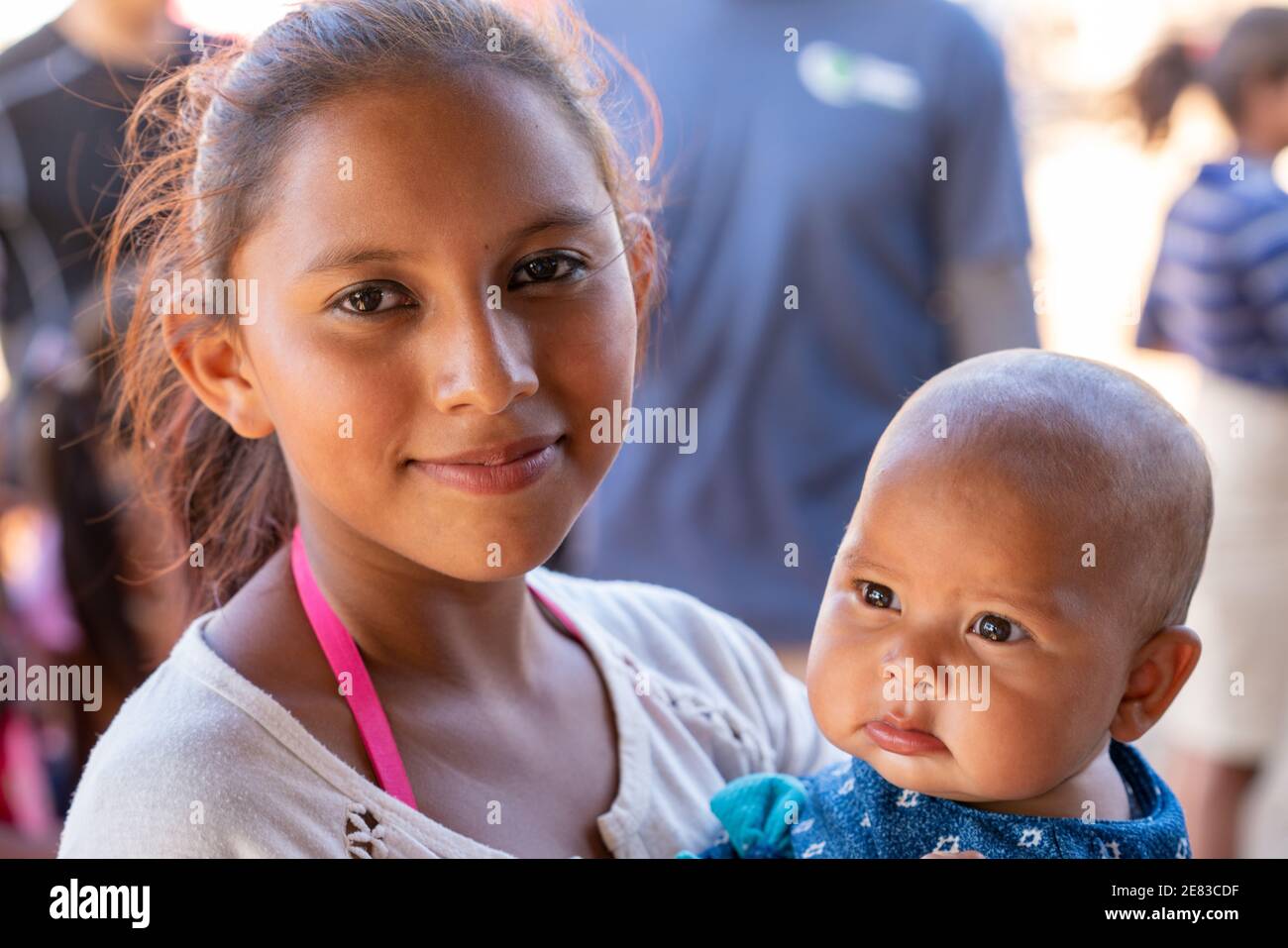 Jeune fille d'Amérique centrale dans le pays du tiers monde - pauvreté Banque D'Images