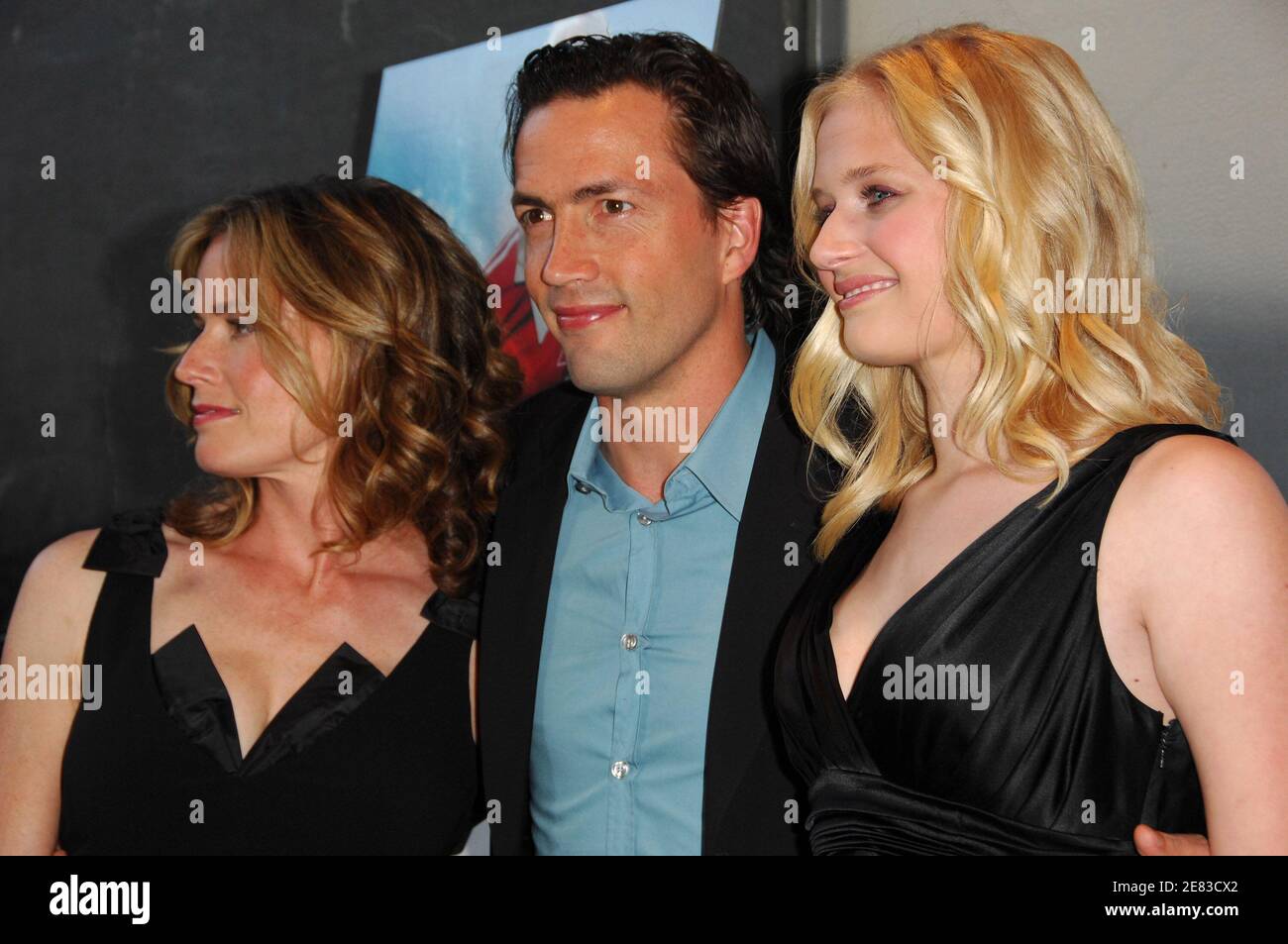 (G-D) les acteurs Elisabeth Shue, Andrew Shue et Carly Schroeder assistent à la première de 'Gracie' qui s'est tenue à AMC Loews Lincoln Plaza le mercredi 30 mai 2007 à New York City, États-Unis. Photo de Gregorio Binuya/ABACAUSA.COM (en photo : Elisabeth Shue, Andrew Shue, Carly Schroeder) Banque D'Images (G-D) les acteurs Elisabeth Shue, Andrew Shue et Carly Schroeder assistent à la première de 'Gracie' qui s'est tenue à AMC Loews Lincoln Plaza le mercredi 30 mai 2007 à New York City, États-Unis. Photo de Gregorio Binuya/ABACAUSA.COM (en photo : Elisabeth Shue, Andrew Shue, Carly Schroeder) Banque D'Images