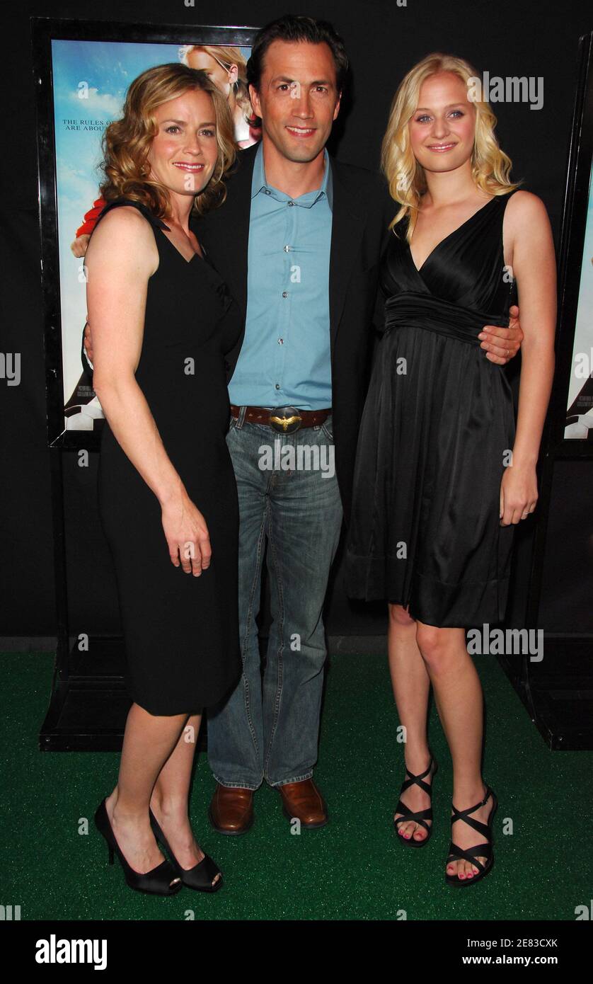 (G-D) les acteurs Elisabeth Shue, Andrew Shue et Carly Schroeder assistent à la première de 'Gracie' qui s'est tenue à AMC Loews Lincoln Plaza le mercredi 30 mai 2007 à New York City, États-Unis. Photo de Gregorio Binuya/ABACAUSA.COM (en photo : Elisabeth Shue, Andrew Shue, Carly Schroeder) Banque D'Images (G-D) les acteurs Elisabeth Shue, Andrew Shue et Carly Schroeder assistent à la première de 'Gracie' qui s'est tenue à AMC Loews Lincoln Plaza le mercredi 30 mai 2007 à New York City, États-Unis. Photo de Gregorio Binuya/ABACAUSA.COM (en photo : Elisabeth Shue, Andrew Shue, Carly Schroeder) Banque D'Images