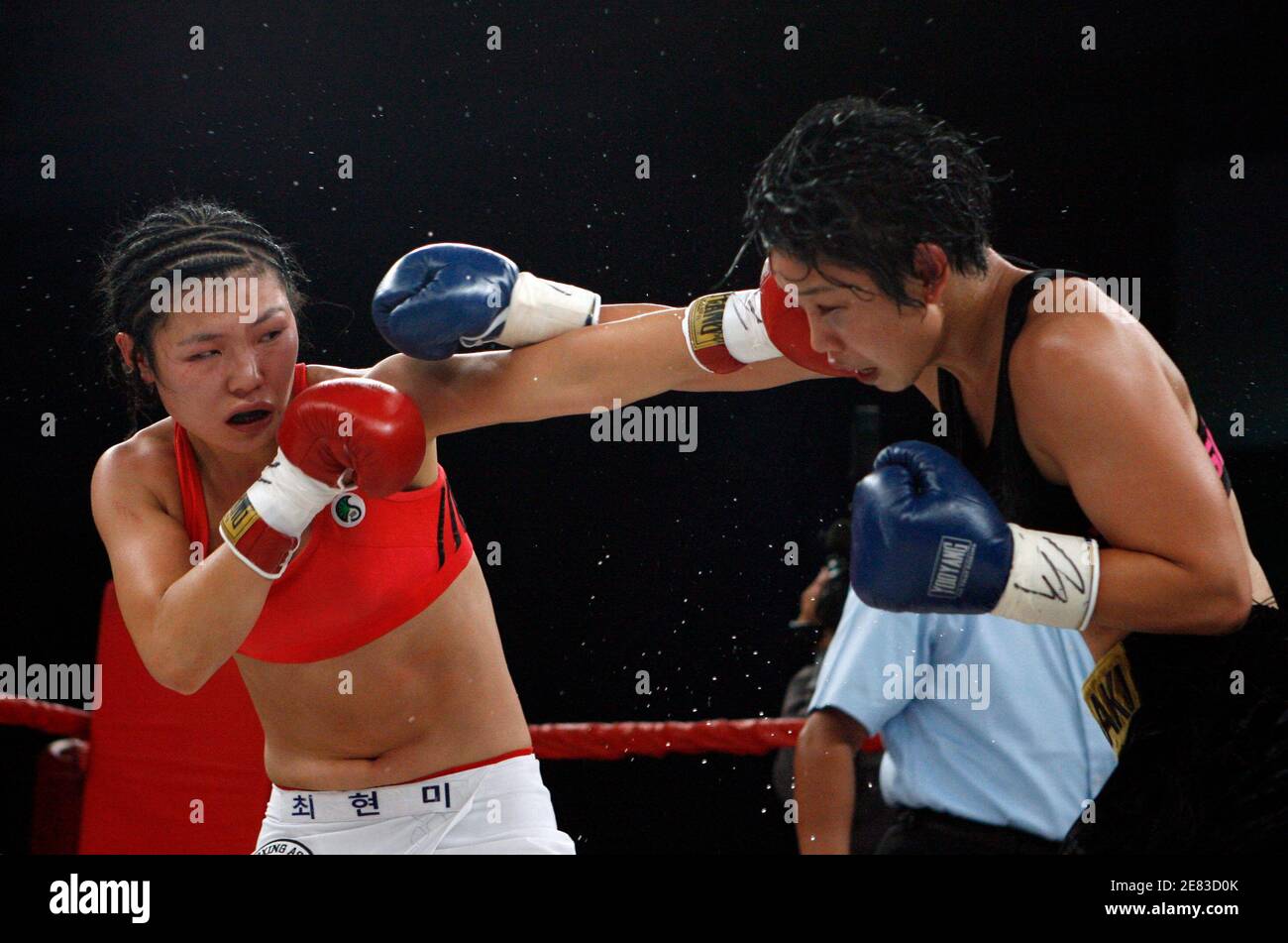 Choi Hyun-Mi (L) of South Korea fights challenger Tsubasa Tenku of Japan  during their WBA featherweight title match at a gym in Sungkyunkwan  University in Suwon, south of Seoul November 21, 2009.