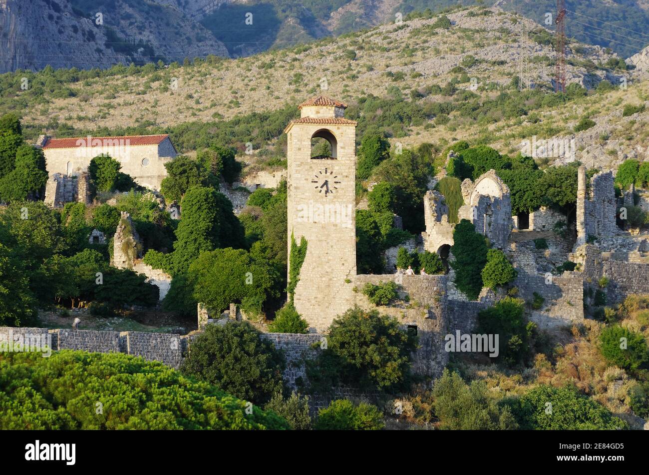 Vue sur la Tour de l'horloge dans la vieille forteresse du Stari Bar, Monténégro Banque D'Images
