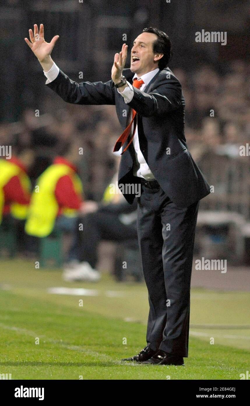 L'entraîneur de Valence Unai Emery gestes lors de leur Europa League 16 deuxième match de football contre Werder Bremen le 18 mars 2010. REUTERS/Morris Mac Matzen (ALLEMAGNE - Tags: SPORT FOOTBALL) Banque D'Images